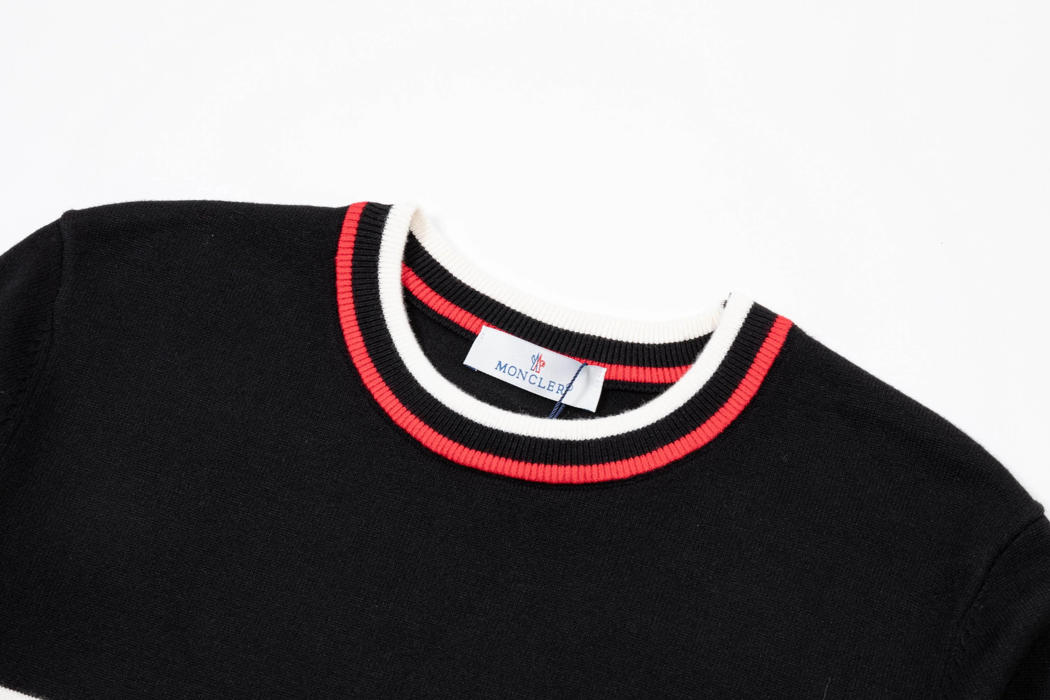 P300 MONCLER muzzle 25ss new round neck sweater. Original fabric. Made of customized natural medium-thick imported wool yarn. It feels very comfortable and smooth. The version is quite wide and stylish. Produced by a first-line brand factory. Woven by imported machines. It is very soft and skin-friendly to wear. It will not deform after long-term wear. The latest autumn and winter style. Fashionable and personalized. Super versatile and good-looking. Very suitable for both men and women. A must-have for everyone. Color: white blue black Size: M-3XL