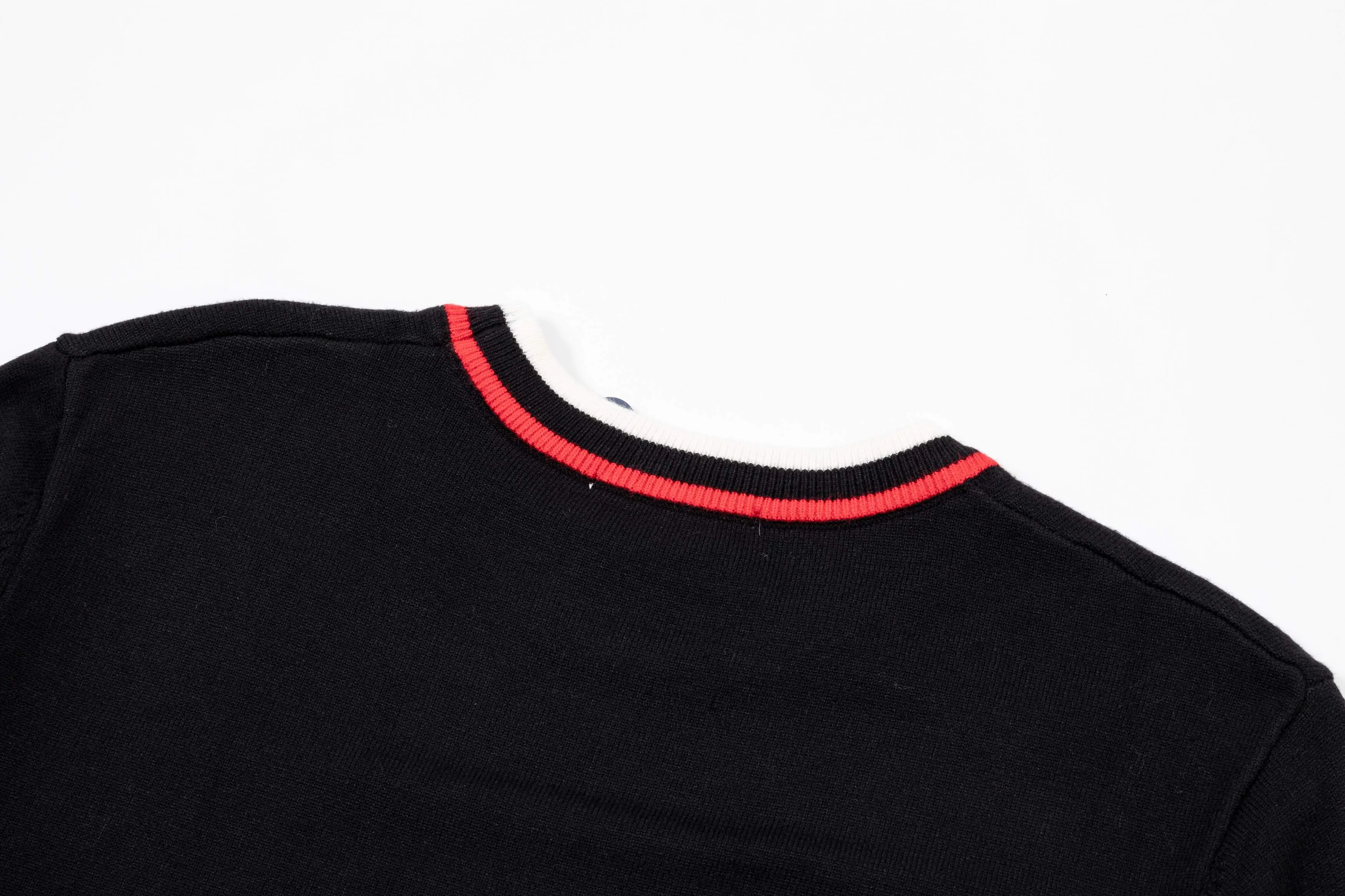 P300 MONCLER muzzle 25ss new round neck sweater. Original fabric. Made of customized natural medium-thick imported wool yarn. It feels very comfortable and smooth. The version is quite wide and stylish. Produced by a first-line brand factory. Woven by imported machines. It is very soft and skin-friendly to wear. It will not deform after long-term wear. The latest autumn and winter style. Fashionable and personalized. Super versatile and good-looking. Very suitable for both men and women. A must-have for everyone. Color: white blue black Size: M-3XL