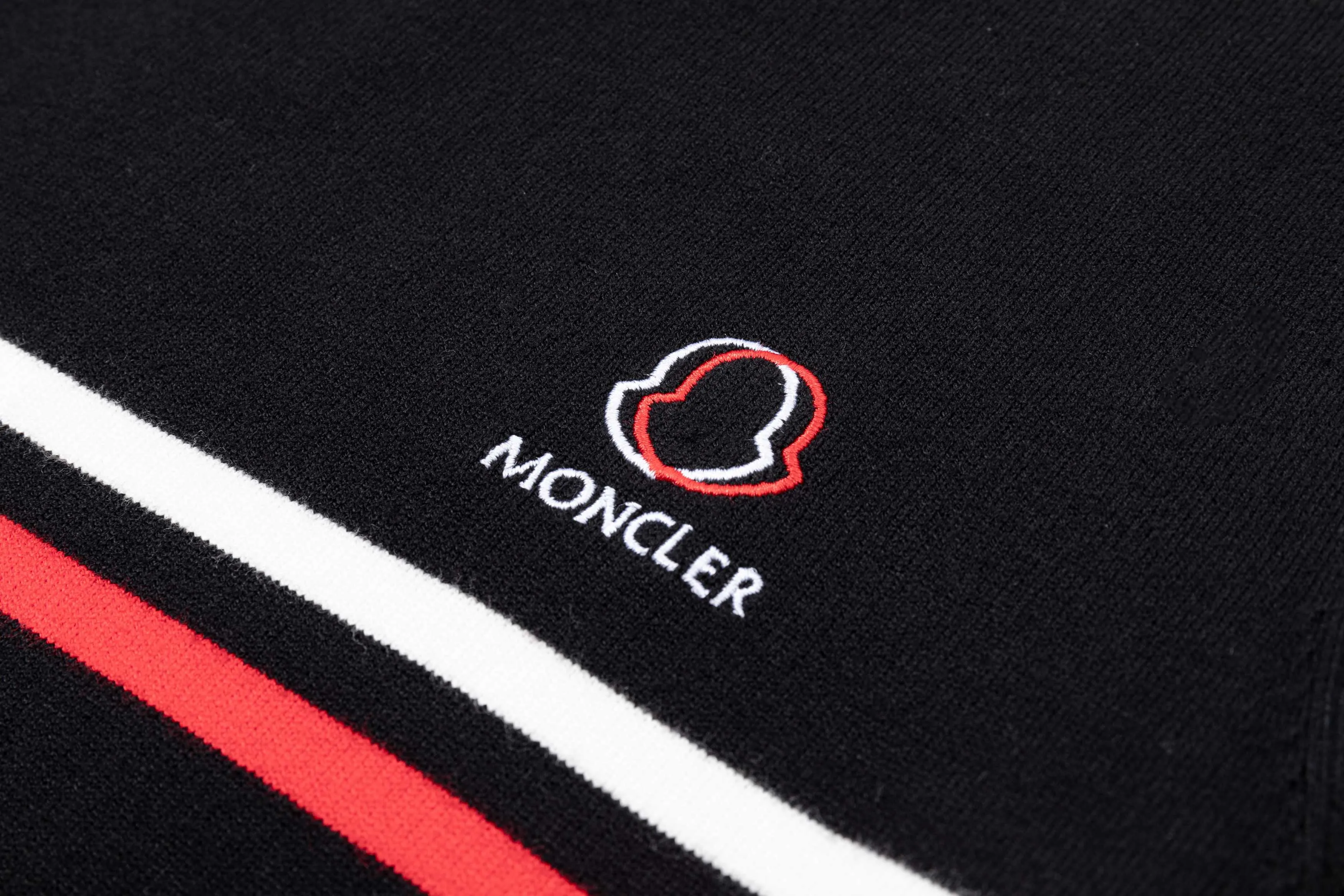 P300 MONCLER muzzle 25ss new round neck sweater. Original fabric. Made of customized natural medium-thick imported wool yarn. It feels very comfortable and smooth. The version is quite wide and stylish. Produced by a first-line brand factory. Woven by imported machines. It is very soft and skin-friendly to wear. It will not deform after long-term wear. The latest autumn and winter style. Fashionable and personalized. Super versatile and good-looking. Very suitable for both men and women. A must-have for everyone. Color: white blue black Size: M-3XL