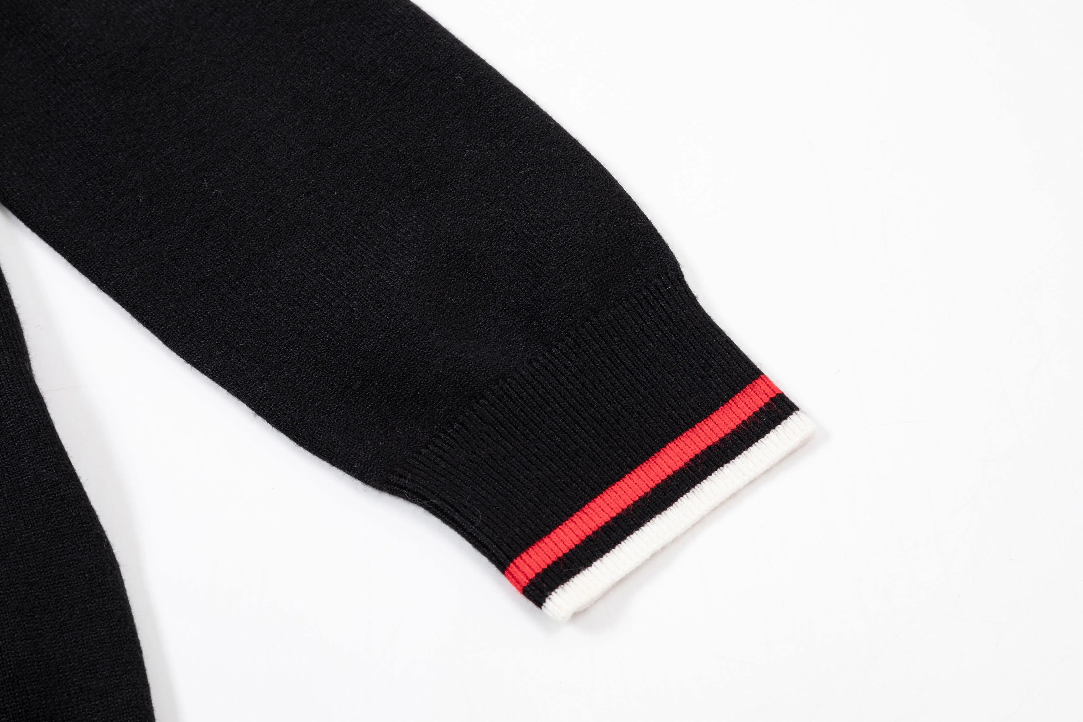 P300 MONCLER muzzle 25ss new round neck sweater. Original fabric. Made of customized natural medium-thick imported wool yarn. It feels very comfortable and smooth. The version is quite wide and stylish. Produced by a first-line brand factory. Woven by imported machines. It is very soft and skin-friendly to wear. It will not deform after long-term wear. The latest autumn and winter style. Fashionable and personalized. Super versatile and good-looking. Very suitable for both men and women. A must-have for everyone. Color: white blue black Size: M-3XL