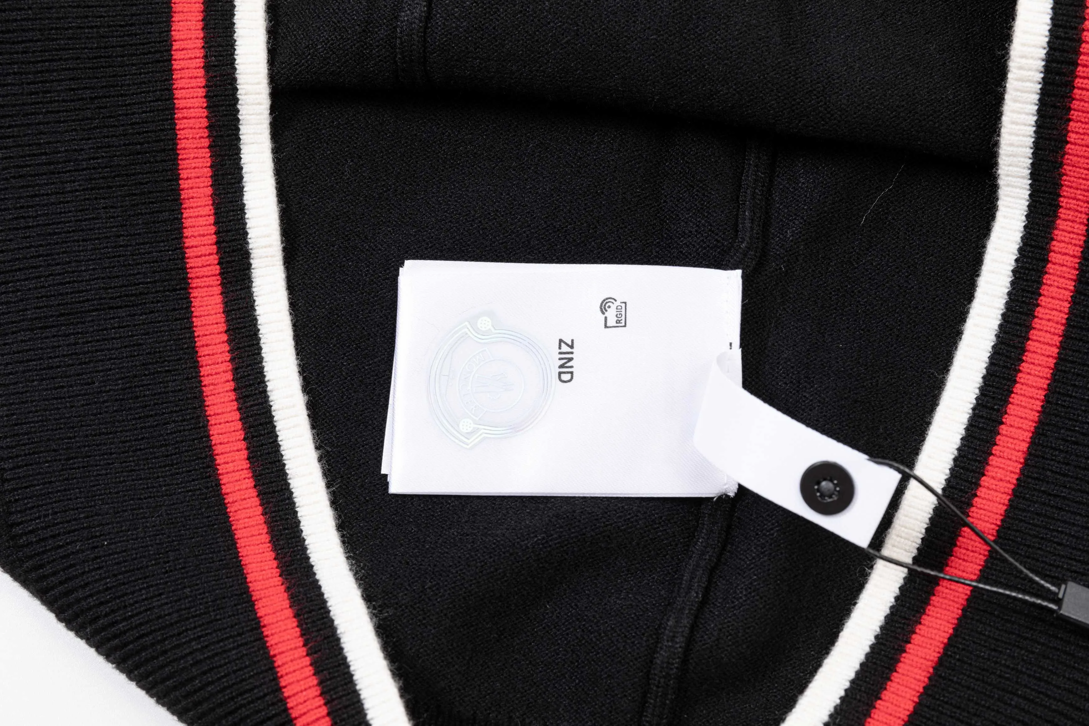 P300 MONCLER muzzle 25ss new round neck sweater. Original fabric. Made of customized natural medium-thick imported wool yarn. It feels very comfortable and smooth. The version is quite wide and stylish. Produced by a first-line brand factory. Woven by imported machines. It is very soft and skin-friendly to wear. It will not deform after long-term wear. The latest autumn and winter style. Fashionable and personalized. Super versatile and good-looking. Very suitable for both men and women. A must-have for everyone. Color: white blue black Size: M-3XL