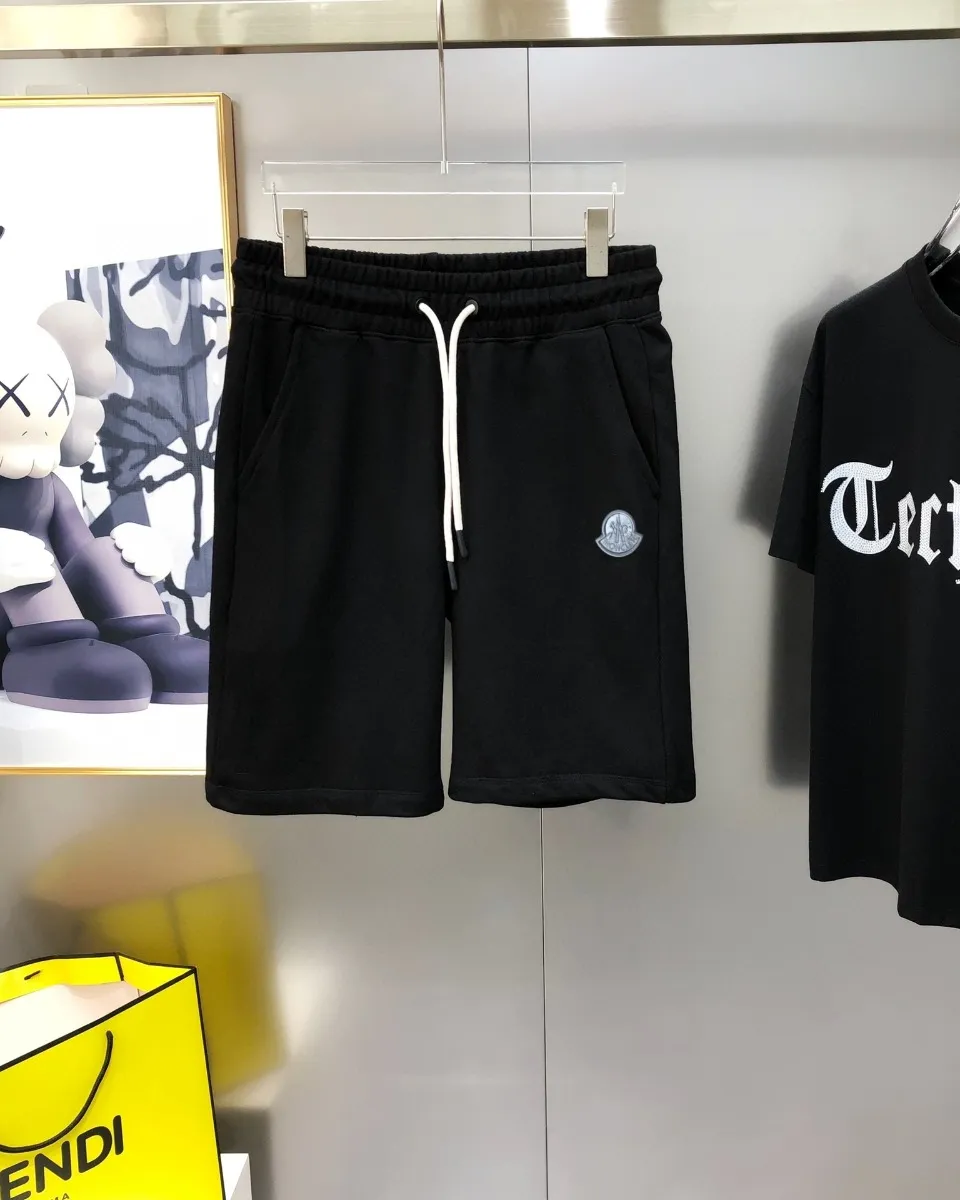 P230 Moncler SS new original men's casual shorts, the latest release on the official website of the counter ✨ High-end quality, simple, fashionable and elegant ✨ Classic logo LOGO design, customized original imported 100% cotton fabric, simple and elegant, versatile style, elegant and handsome upper body, brand new sense of sight! The details are all in place, no one is picky about the upper body, and you must pay for your own money. Size: S-XL (can wear up to 185 pounds, please state your height and weight when placing an order) Black Gray