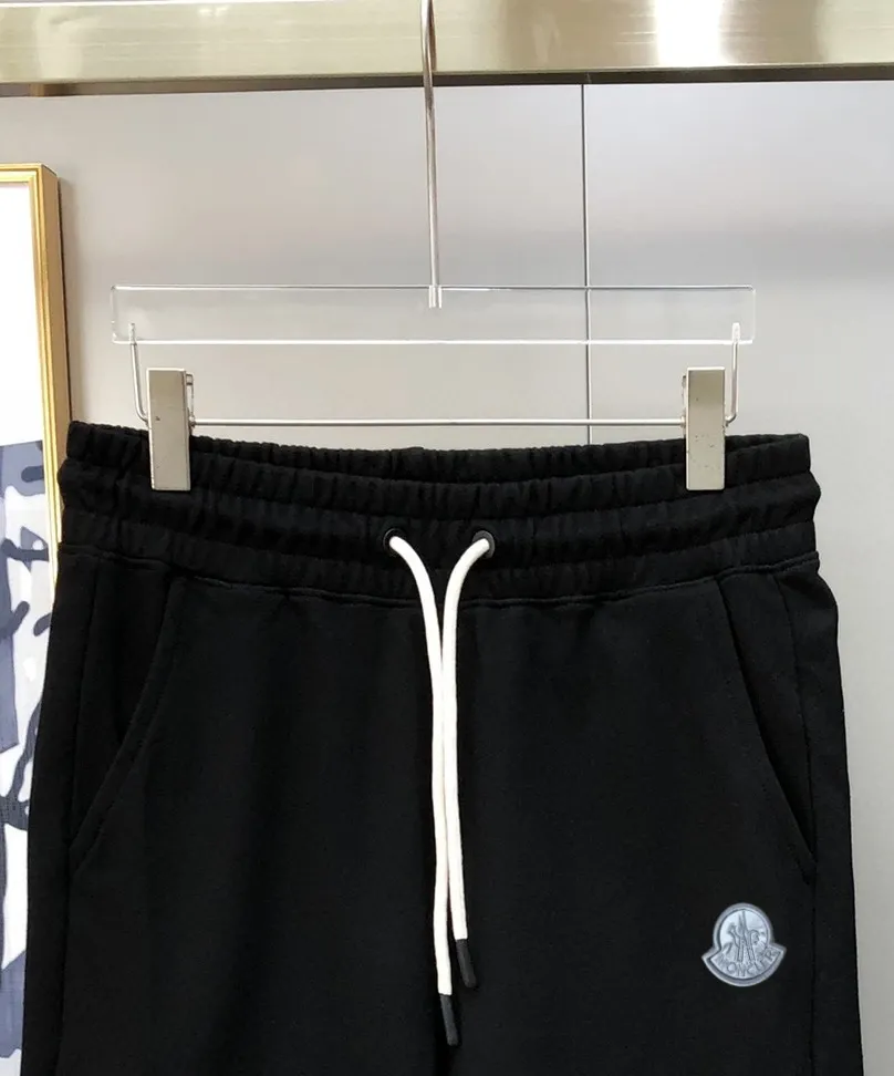 P230 Moncler SS new original men's casual shorts, the latest release on the official website of the counter ✨ High-end quality, simple, fashionable and elegant ✨ Classic logo LOGO design, customized original imported 100% cotton fabric, simple and elegant, versatile style, elegant and handsome upper body, brand new sense of sight! The details are all in place, no one is picky about the upper body, and you must pay for your own money. Size: S-XL (can wear up to 185 pounds, please state your height and weight when placing an order) Black Gray