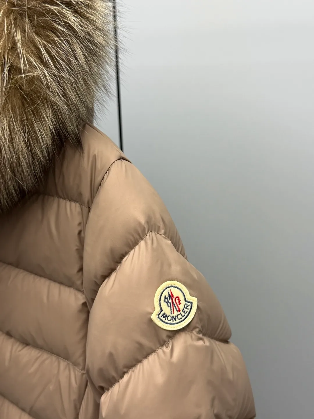 P1180 MONCLER 2025FW Women's Cupidone Large Fur Collar Small Waist Slim Belt Hooded Down Jacket Three-dimensional girdle design: innovatively uses an adjustable belt to accurately outline women's waist curves, effectively enhance the waistline, reshape the golden body proportions, and completely bid farewell to the bloated feeling of traditional down jackets. A-line micro silhouette: tall and straight upper body, slightly flared hem, elegance and agility coexist. Symbol of luxury | Oversized fur collar, choose a large fur collar: The brim of the hat is decorated with a luxurious and fluffy large fur collar, which not only provides the ultimate in warmth and care, but also demonstrates extraordinary taste and strong aura. High-quality fleece core: uniform fleece filling and temperature locking technology to ensure that it remains warm as spring in extremely cold environments. Whether paired with skinny jeans to create a casual fashion, or worn under a dress to show elegance. Color: Milky white, brown, black Size: 1-2-3-4