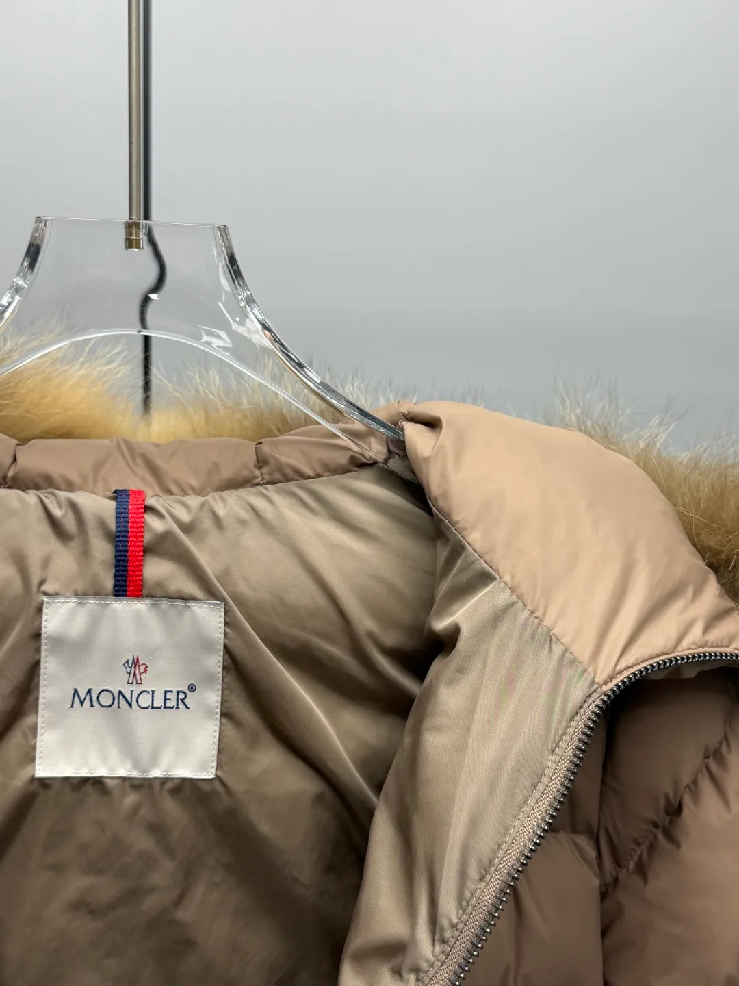 P1180 MONCLER 2025FW Women's Cupidone Large Fur Collar Small Waist Slim Belt Hooded Down Jacket Three-dimensional girdle design: innovatively uses an adjustable belt to accurately outline women's waist curves, effectively enhance the waistline, reshape the golden body proportions, and completely bid farewell to the bloated feeling of traditional down jackets. A-line micro silhouette: tall and straight upper body, slightly flared hem, elegance and agility coexist. Symbol of luxury | Oversized fur collar, choose a large fur collar: The brim of the hat is decorated with a luxurious and fluffy large fur collar, which not only provides the ultimate in warmth and care, but also demonstrates extraordinary taste and strong aura. High-quality fleece core: uniform fleece filling and temperature locking technology to ensure that it remains warm as spring in extremely cold environments. Whether paired with skinny jeans to create a casual fashion, or worn under a dress to show elegance. Color: Milky white, brown, black Size: 1-2-3-4