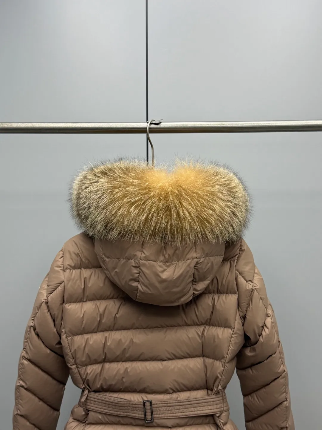 P1180 MONCLER 2025FW Women's Cupidone Large Fur Collar Small Waist Slim Belt Hooded Down Jacket Three-dimensional girdle design: innovatively uses an adjustable belt to accurately outline women's waist curves, effectively enhance the waistline, reshape the golden body proportions, and completely bid farewell to the bloated feeling of traditional down jackets. A-line micro silhouette: tall and straight upper body, slightly flared hem, elegance and agility coexist. Symbol of luxury | Oversized fur collar, choose a large fur collar: The brim of the hat is decorated with a luxurious and fluffy large fur collar, which not only provides the ultimate in warmth and care, but also demonstrates extraordinary taste and strong aura. High-quality fleece core: uniform fleece filling and temperature locking technology to ensure that it remains warm as spring in extremely cold environments. Whether paired with skinny jeans to create a casual fashion, or worn under a dress to show elegance. Color: Milky white, brown, black Size: 1-2-3-4