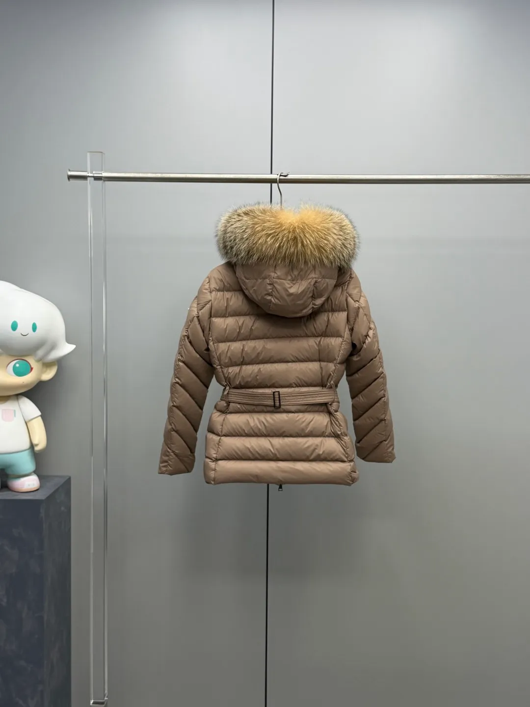 P1180 MONCLER 2025FW Women's Cupidone Large Fur Collar Small Waist Slim Belt Hooded Down Jacket Three-dimensional girdle design: innovatively uses an adjustable belt to accurately outline women's waist curves, effectively enhance the waistline, reshape the golden body proportions, and completely bid farewell to the bloated feeling of traditional down jackets. A-line micro silhouette: tall and straight upper body, slightly flared hem, elegance and agility coexist. Symbol of luxury | Oversized fur collar, choose a large fur collar: The brim of the hat is decorated with a luxurious and fluffy large fur collar, which not only provides the ultimate in warmth and care, but also demonstrates extraordinary taste and strong aura. High-quality fleece core: uniform fleece filling and temperature locking technology to ensure that it remains warm as spring in extremely cold environments. Whether paired with skinny jeans to create a casual fashion, or worn under a dress to show elegance. Color: Milky white, brown, black Size: 1-2-3-4