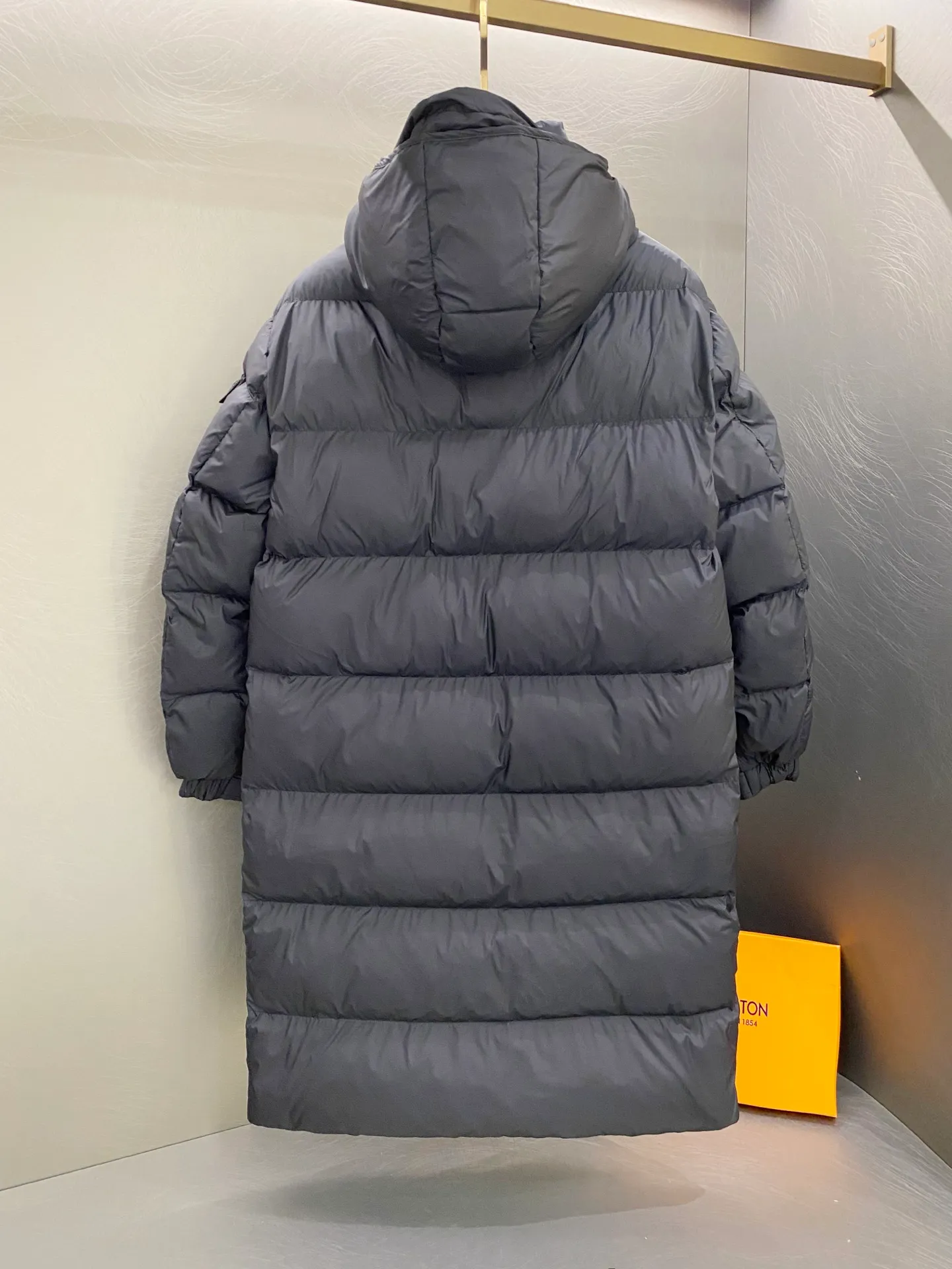 P840 Matte Long) Moncler Maya 70th Anniversary Moncler Maya Matte Long Down Jacket Matte Matte Long Down Jacket Made of longue Saion fabric Comes standard with the same canvas handbag as the counter (default for return and loss -10💰) ▪️National standard 90% pure white goose down filling ▪️Hardware accessories Original disassembly The mold-making custom-made four-button buckles and zipper pullers are all original and have the same LOGO engraving! Tags, hanging beads, washing, stickers, all original details restored! Really high quality!  Color matte black size 1 2 3