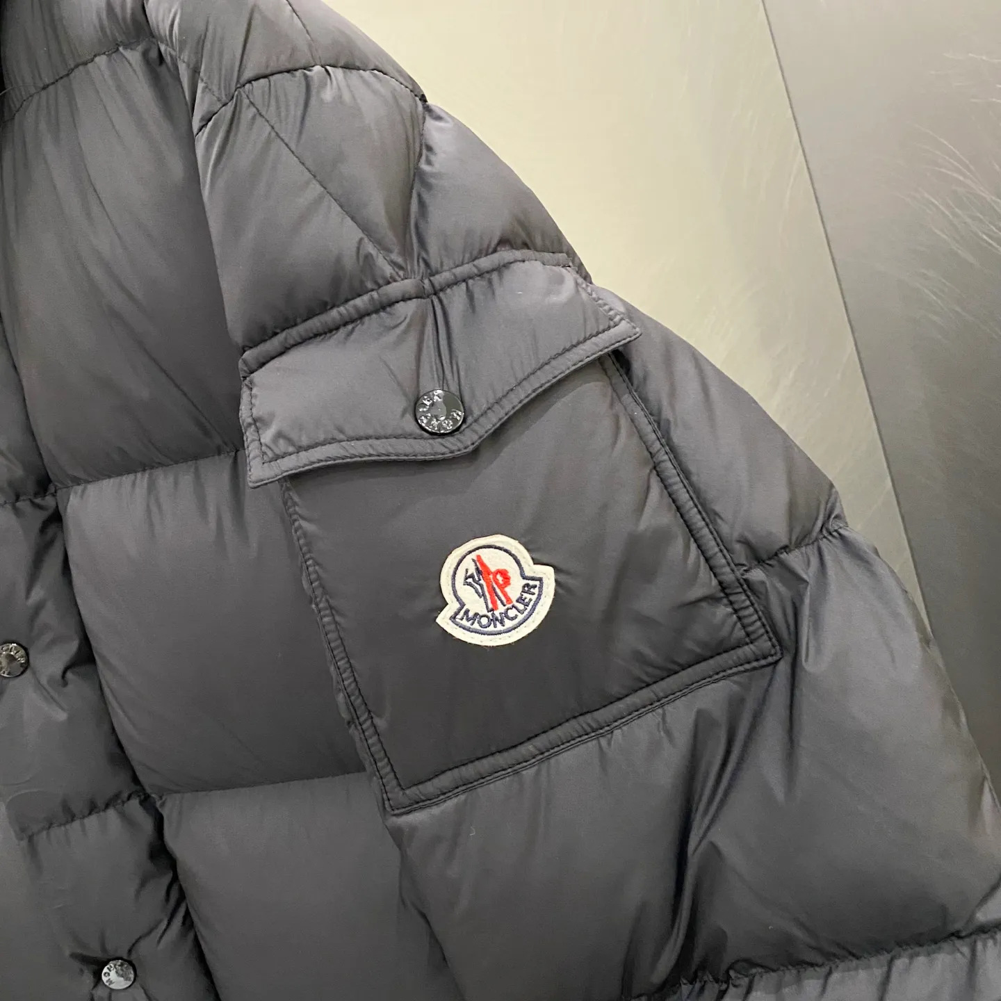 P840 Matte Long) Moncler Maya 70th Anniversary Moncler Maya Matte Long Down Jacket Matte Matte Long Down Jacket Made of longue Saion fabric Comes standard with the same canvas handbag as the counter (default for return and loss -10💰) ▪️National standard 90% pure white goose down filling ▪️Hardware accessories Original disassembly The mold-making custom-made four-button buckles and zipper pullers are all original and have the same LOGO engraving! Tags, hanging beads, washing, stickers, all original details restored! Really high quality!  Color matte black size 1 2 3