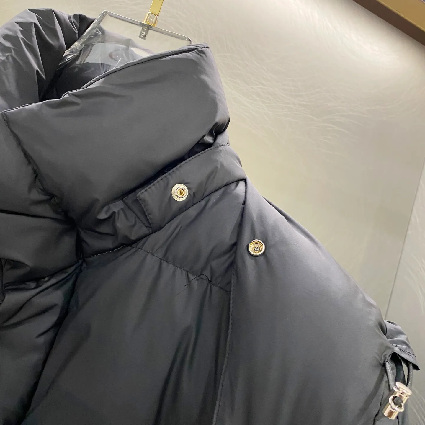 P840 Matte Long) Moncler Maya 70th Anniversary Moncler Maya Matte Long Down Jacket Matte Matte Long Down Jacket Made of longue Saion fabric Comes standard with the same canvas handbag as the counter (default for return and loss -10💰) ▪️National standard 90% pure white goose down filling ▪️Hardware accessories Original disassembly The mold-making custom-made four-button buckles and zipper pullers are all original and have the same LOGO engraving! Tags, hanging beads, washing, stickers, all original details restored! Really high quality!  Color matte black size 1 2 3