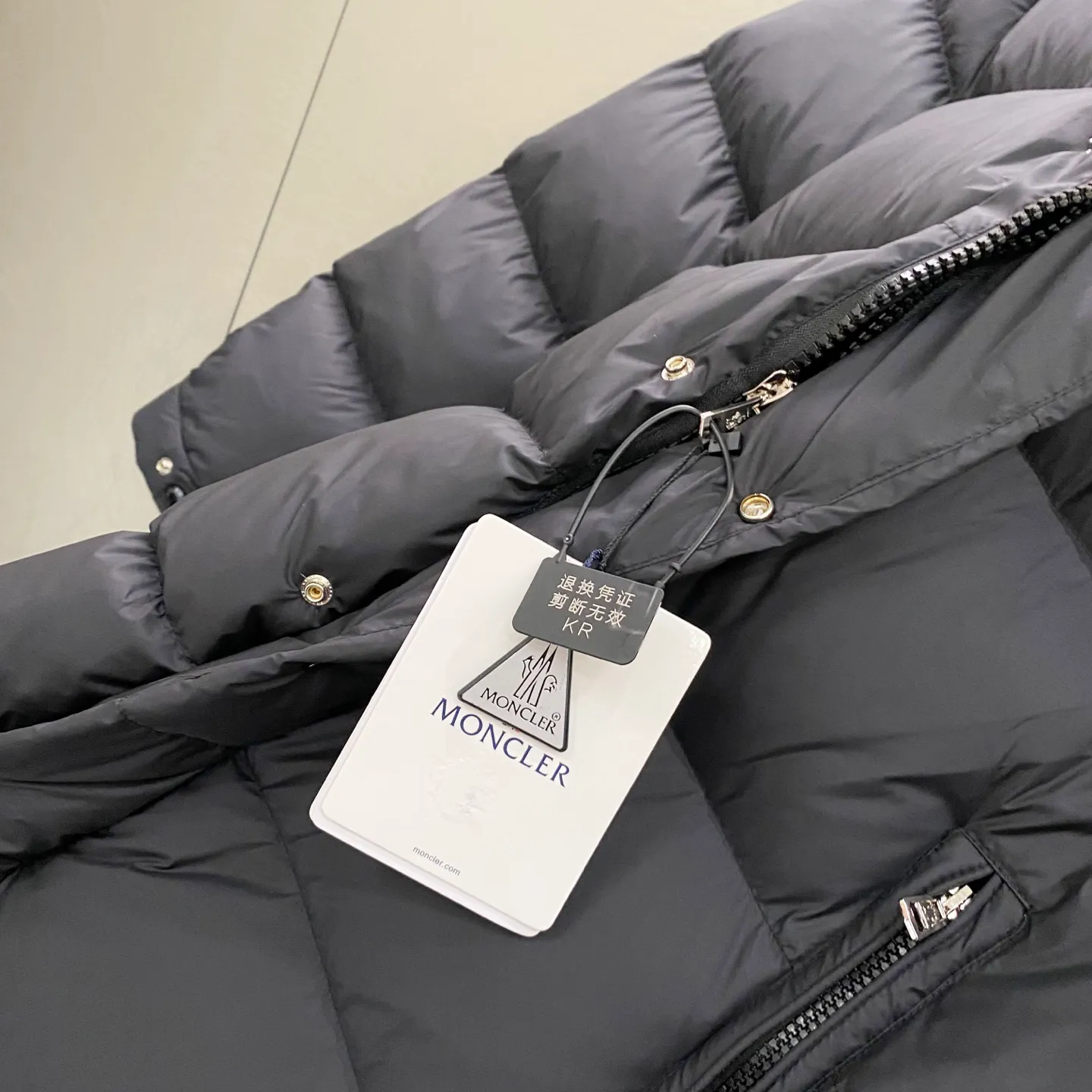 P840 Matte Long) Moncler Maya 70th Anniversary Moncler Maya Matte Long Down Jacket Matte Matte Long Down Jacket Made of longue Saion fabric Comes standard with the same canvas handbag as the counter (default for return and loss -10💰) ▪️National standard 90% pure white goose down filling ▪️Hardware accessories Original disassembly The mold-making custom-made four-button buckles and zipper pullers are all original and have the same LOGO engraving! Tags, hanging beads, washing, stickers, all original details restored! Really high quality!  Color matte black size 1 2 3