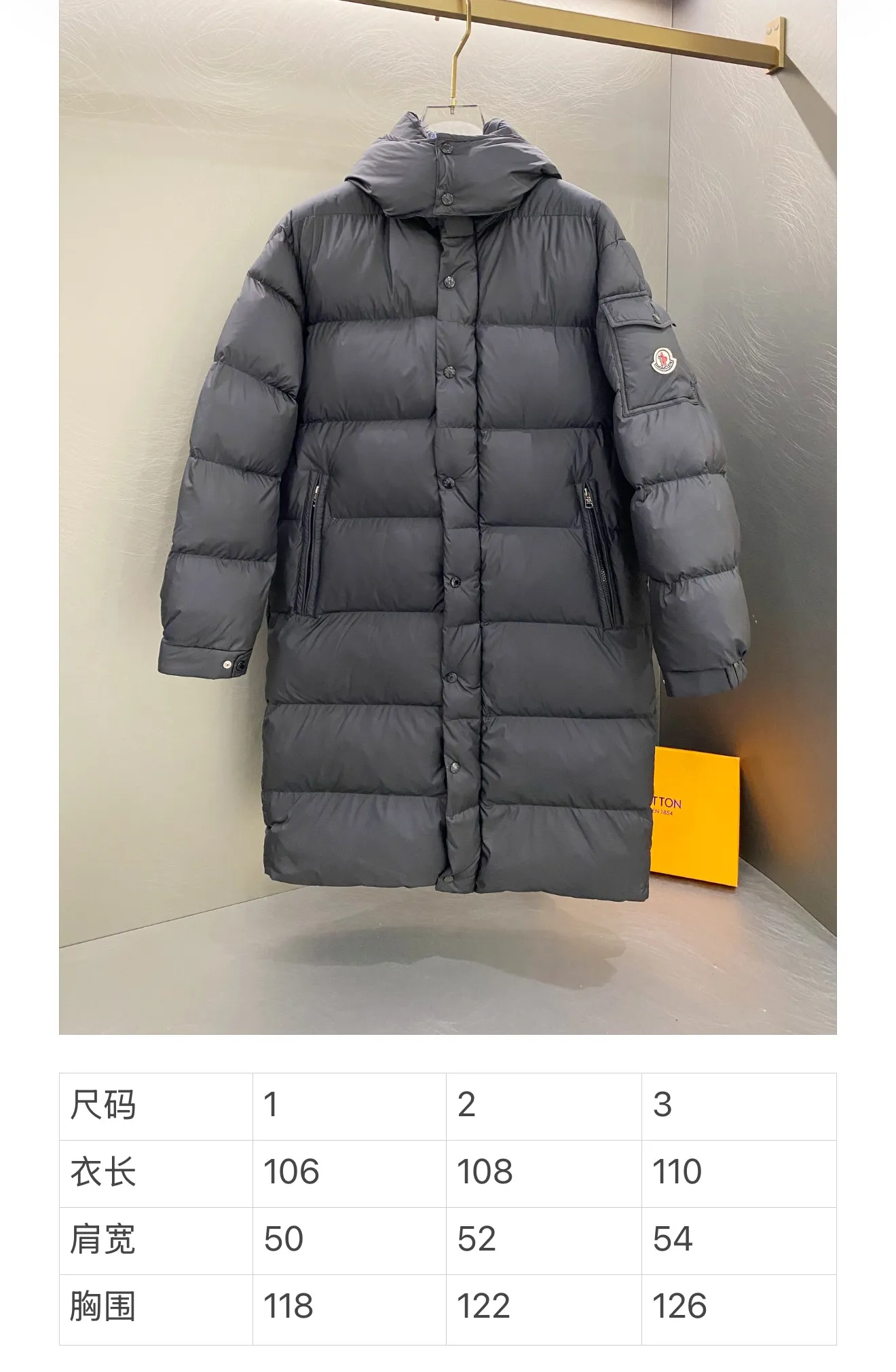P840 Matte Long) Moncler Maya 70th Anniversary Moncler Maya Matte Long Down Jacket Matte Matte Long Down Jacket Made of longue Saion fabric Comes standard with the same canvas handbag as the counter (default for return and loss -10💰) ▪️National standard 90% pure white goose down filling ▪️Hardware accessories Original disassembly The mold-making custom-made four-button buckles and zipper pullers are all original and have the same LOGO engraving! Tags, hanging beads, washing, stickers, all original details restored! Really high quality!  Color matte black size 1 2 3