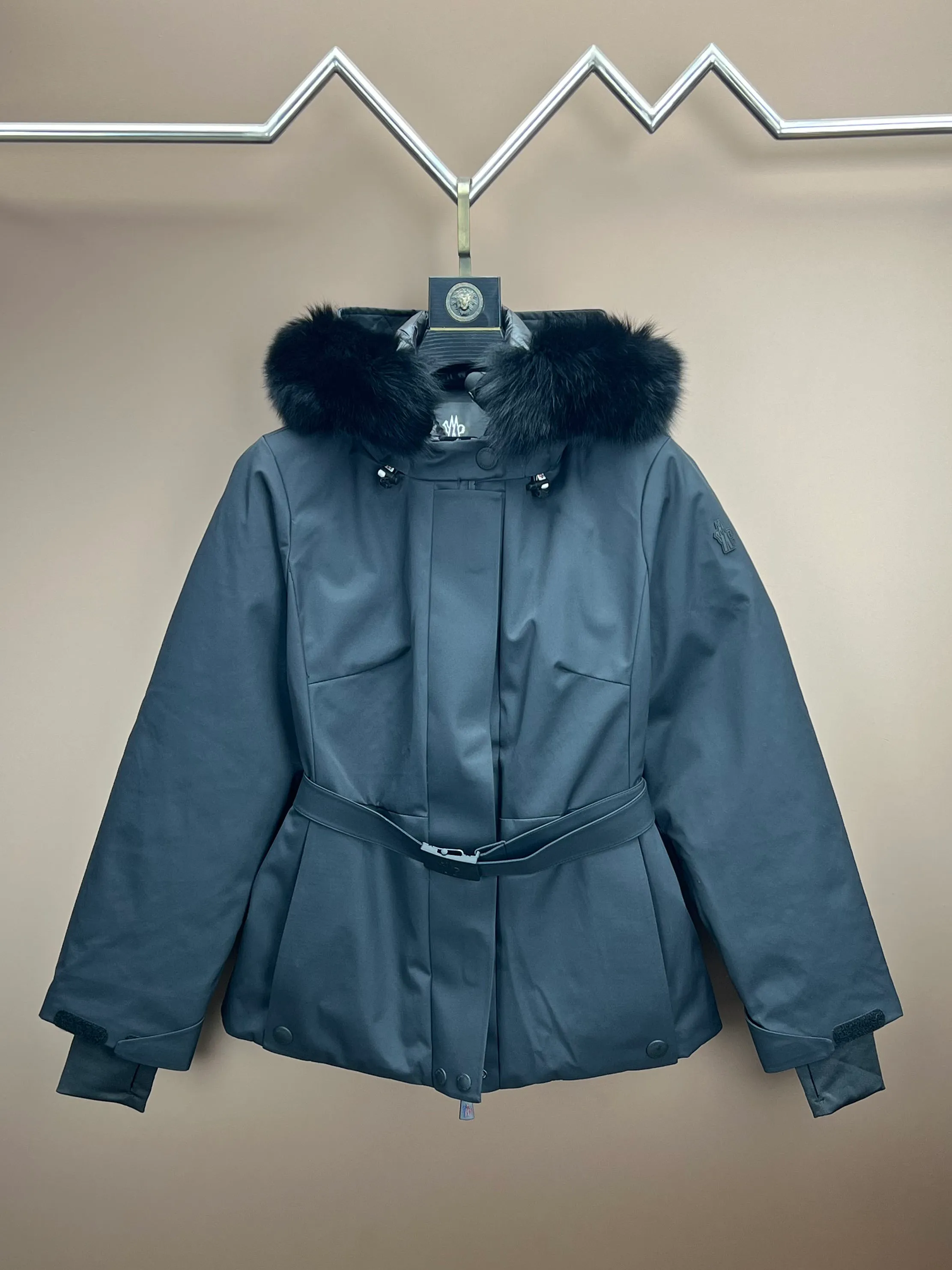 P1140 Guangzhou high version MONCLER ski suit, girly pink➕black and white classic versatile color, oversized Finnish fox fur collar, a ski suit that coexists with beauty and strength✔️⚠️Black technology windproof, waterproof and snowproof fabric, 90 white goose down, fully functional whether for daily wear or ski wear, Ace channel Color: black, white Size: 0/1/2/3.
