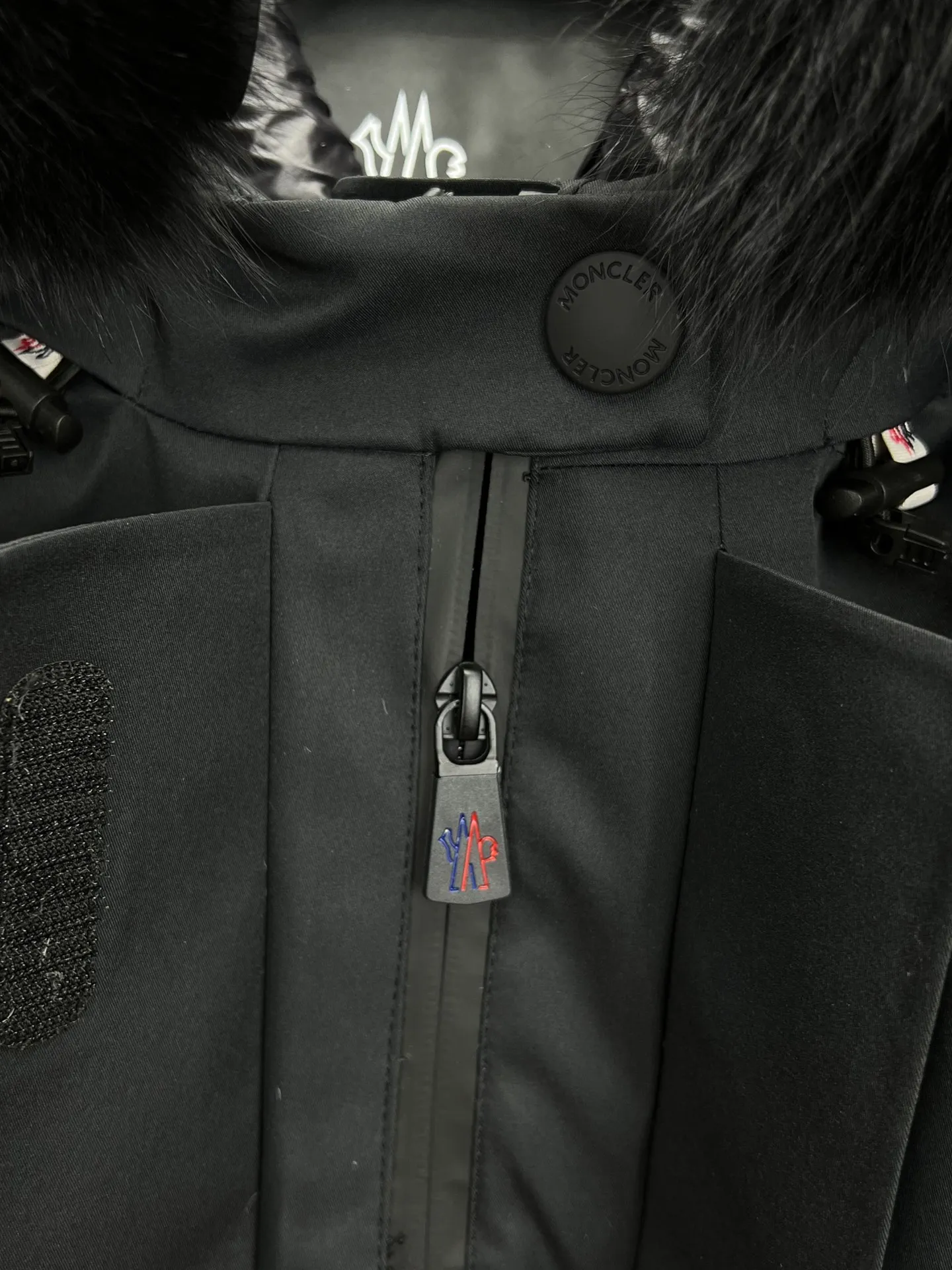 P1140 Guangzhou high version MONCLER ski suit, girly pink➕black and white classic versatile color, oversized Finnish fox fur collar, a ski suit that coexists with beauty and strength✔️⚠️Black technology windproof, waterproof and snowproof fabric, 90 white goose down, fully functional whether for daily wear or ski wear, Ace channel Color: black, white Size: 0/1/2/3.