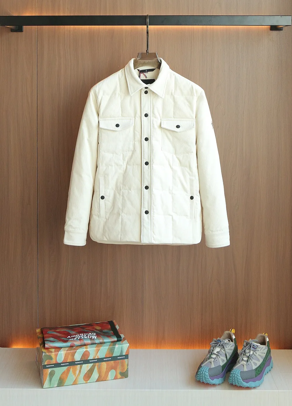 P1320 The same style as Moncler2025 official website, high-quality heavy new winter down jacket. Custom fabrics imported from France. Comfortable and lightweight quilting technology, corduroy lapel design, luxurious and connotative, with Italian lining, front double pocket design, super good fit. A down jacket is a must-have outerwear item in winter. Color: Black White Brown Size: 12345