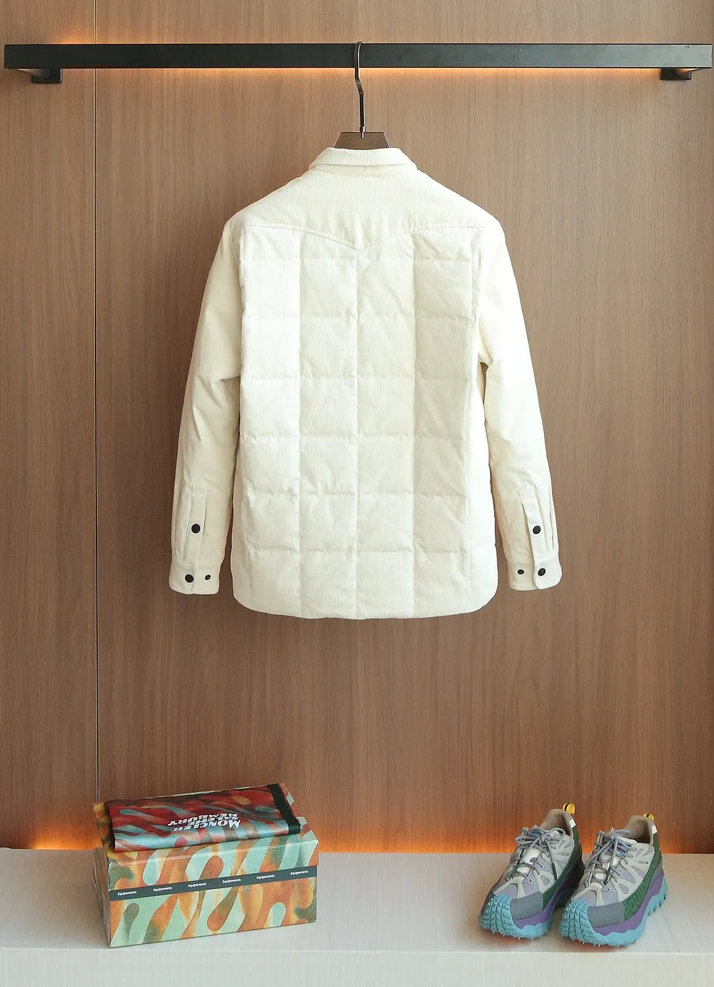 P1320 The same style as Moncler2025 official website, high-quality heavy new winter down jacket. Custom fabrics imported from France. Comfortable and lightweight quilting technology, corduroy lapel design, luxurious and connotative, with Italian lining, front double pocket design, super good fit. A down jacket is a must-have outerwear item in winter. Color: Black White Brown Size: 12345