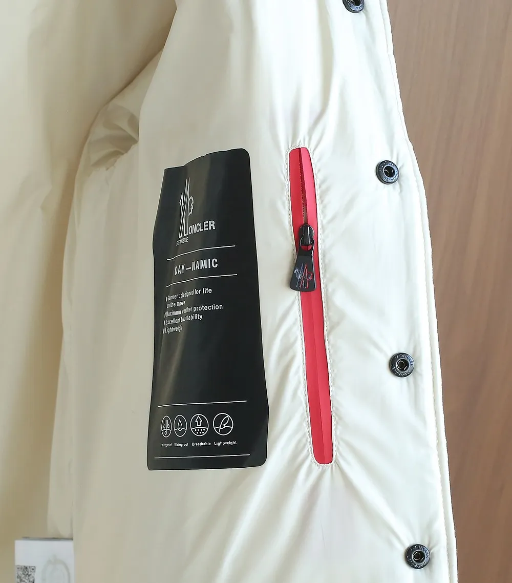 P1320 The same style as Moncler2025 official website, high-quality heavy new winter down jacket. Custom fabrics imported from France. Comfortable and lightweight quilting technology, corduroy lapel design, luxurious and connotative, with Italian lining, front double pocket design, super good fit. A down jacket is a must-have outerwear item in winter. Color: Black White Brown Size: 12345