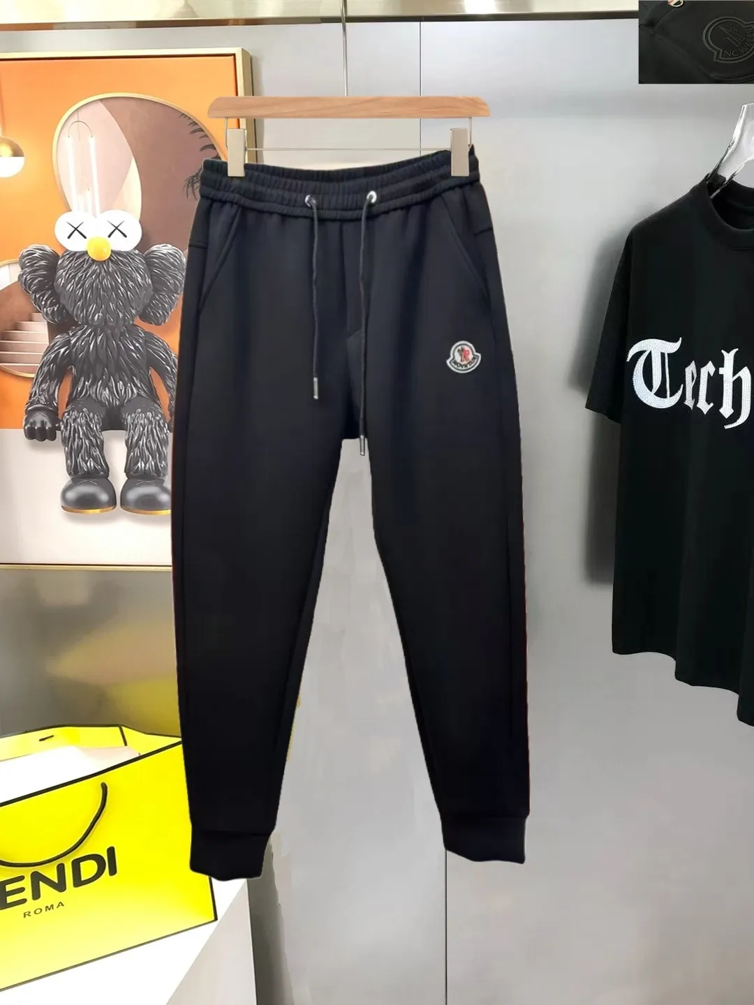 P310 Moncler 💥High-end version🔥Exclusively for new casual trousers! The custom-made fabrics at the counter are highly breathable and comfortable, with impeccable details and brand element design concepts, reflecting high quality. It feels delicate and soft! It presents a casual cut and the upper body shape is great! Size:M-3XL