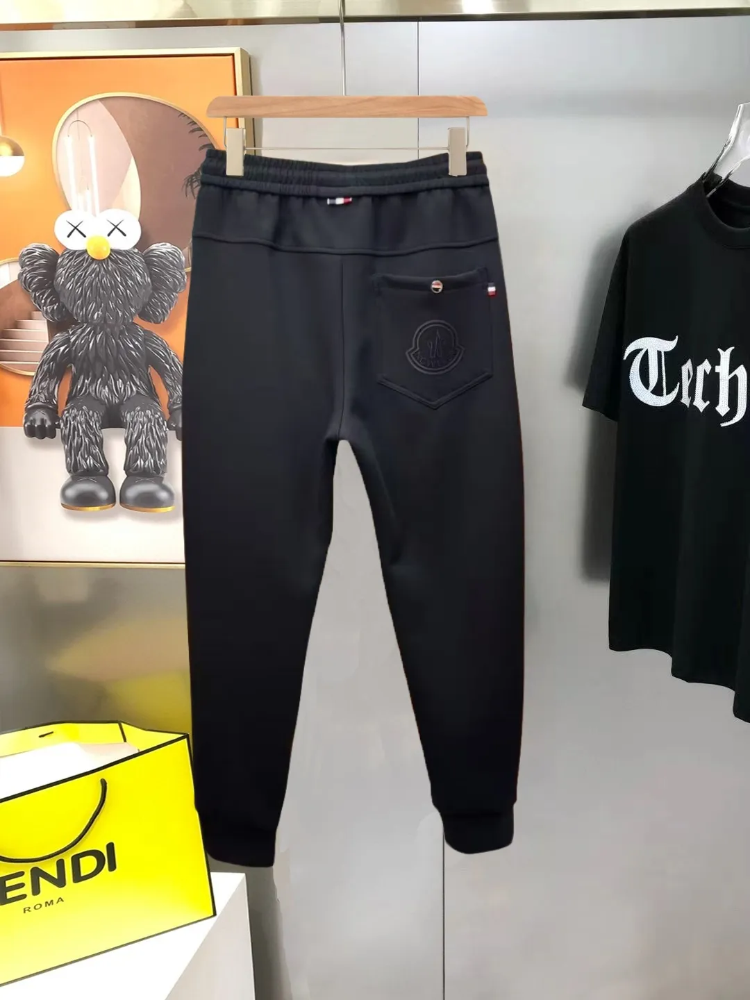 P310 Moncler 💥High-end version🔥Exclusively for new casual trousers! The custom-made fabrics at the counter are highly breathable and comfortable, with impeccable details and brand element design concepts, reflecting high quality. It feels delicate and soft! It presents a casual cut and the upper body shape is great! Size:M-3XL