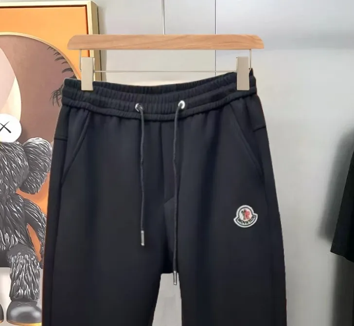 P310 Moncler 💥High-end version🔥Exclusively for new casual trousers! The custom-made fabrics at the counter are highly breathable and comfortable, with impeccable details and brand element design concepts, reflecting high quality. It feels delicate and soft! It presents a casual cut and the upper body shape is great! Size:M-3XL