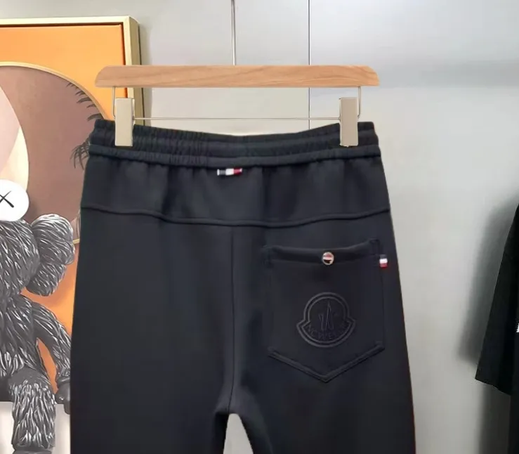 P310 Moncler 💥High-end version🔥Exclusively for new casual trousers! The custom-made fabrics at the counter are highly breathable and comfortable, with impeccable details and brand element design concepts, reflecting high quality. It feels delicate and soft! It presents a casual cut and the upper body shape is great! Size:M-3XL
