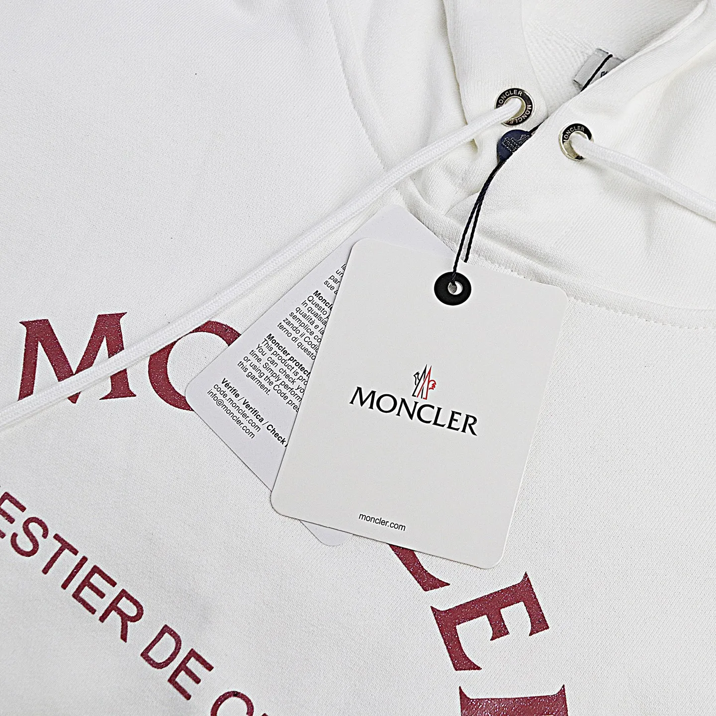 P234 Style number: 856 〈MONCLER〉 Mongolian hooded sweatshirt. The price of the hooded sweatshirt is actually quite advantageous. Those who have been to the counters should know that the price of the hooded sweatshirt is not much cheaper than that of Gucci Burberry. It is just relatively low-key and unwilling to hype. It is a picture that you want to buy or not. It has an arrogant existence... ✅Original custom-made with logo eyelets and hood ✅460g 100% cotton wool-eating fabric OS version is too large ✅Matched with the original high-weight double yarn thread ✅Correct three-needle and five-thread craftsmanship Chain edge Color: Black White Size S M L