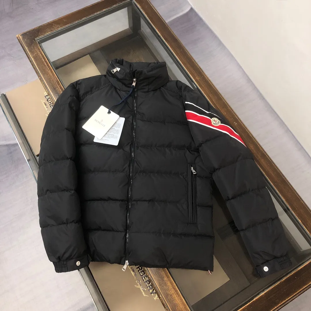 P860 🆕🆕Moncler Solayan men's three-color trimmed short down jacket! The latest official website is available simultaneously! ! White duck down filling ~ the most delicate, light and neat fabric!  The Solayan Men's Short Down Jacket features the season's signature stripe detailing, blending sporty spirit with timeless style.  The Solayan down jacket is made of micro chic fabric and has a tough square shape design, highlighting Moncler's sporty spirit. This cropped down jacket features tricolor stripes on the sleeves, a seasonal take on the brand's signature. Comes with a practical pull-out hood. Color: Black White Royal Blue Dark Brown Size: 1-2-3-4-5