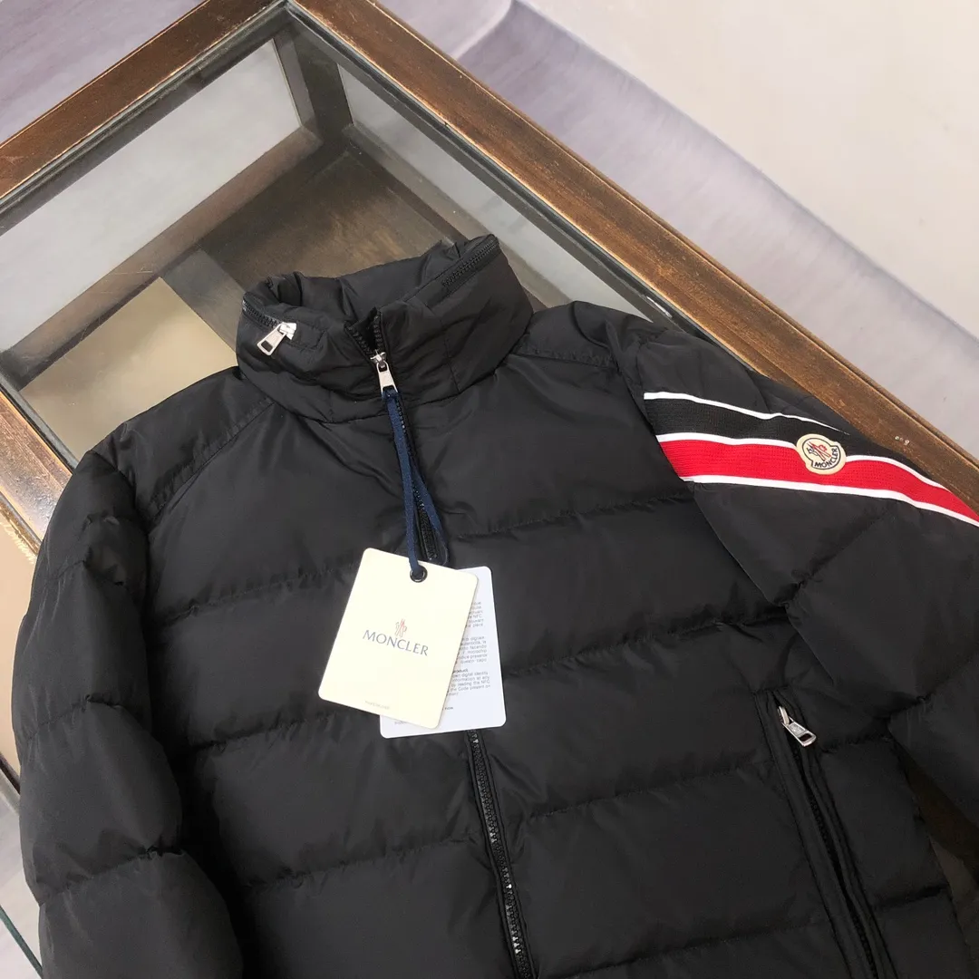 P860 🆕🆕Moncler Solayan men's three-color trimmed short down jacket! The latest official website is available simultaneously! ! White duck down filling ~ the most delicate, light and neat fabric!  The Solayan Men's Short Down Jacket features the season's signature stripe detailing, blending sporty spirit with timeless style.  The Solayan down jacket is made of micro chic fabric and has a tough square shape design, highlighting Moncler's sporty spirit. This cropped down jacket features tricolor stripes on the sleeves, a seasonal take on the brand's signature. Comes with a practical pull-out hood. Color: Black White Royal Blue Dark Brown Size: 1-2-3-4-5