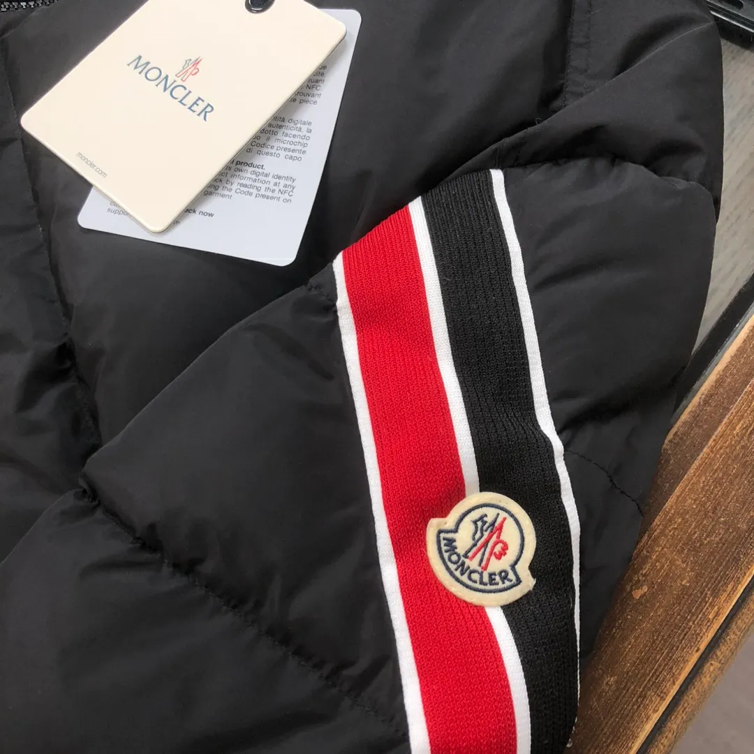 P860 🆕🆕Moncler Solayan men's three-color trimmed short down jacket! The latest official website is available simultaneously! ! White duck down filling ~ the most delicate, light and neat fabric!  The Solayan Men's Short Down Jacket features the season's signature stripe detailing, blending sporty spirit with timeless style.  The Solayan down jacket is made of micro chic fabric and has a tough square shape design, highlighting Moncler's sporty spirit. This cropped down jacket features tricolor stripes on the sleeves, a seasonal take on the brand's signature. Comes with a practical pull-out hood. Color: Black White Royal Blue Dark Brown Size: 1-2-3-4-5
