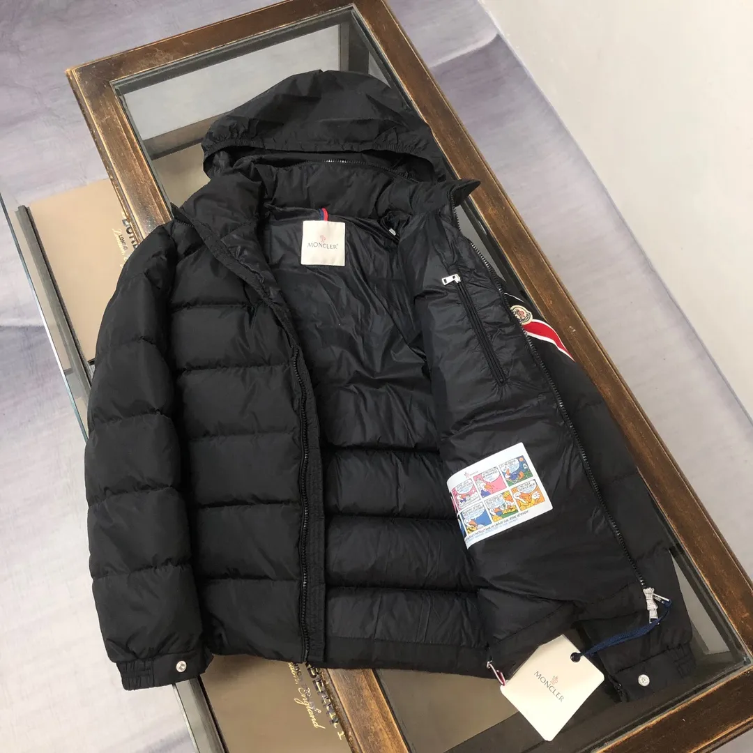 P860 🆕🆕Moncler Solayan men's three-color trimmed short down jacket! The latest official website is available simultaneously! ! White duck down filling ~ the most delicate, light and neat fabric!  The Solayan Men's Short Down Jacket features the season's signature stripe detailing, blending sporty spirit with timeless style.  The Solayan down jacket is made of micro chic fabric and has a tough square shape design, highlighting Moncler's sporty spirit. This cropped down jacket features tricolor stripes on the sleeves, a seasonal take on the brand's signature. Comes with a practical pull-out hood. Color: Black White Royal Blue Dark Brown Size: 1-2-3-4-5