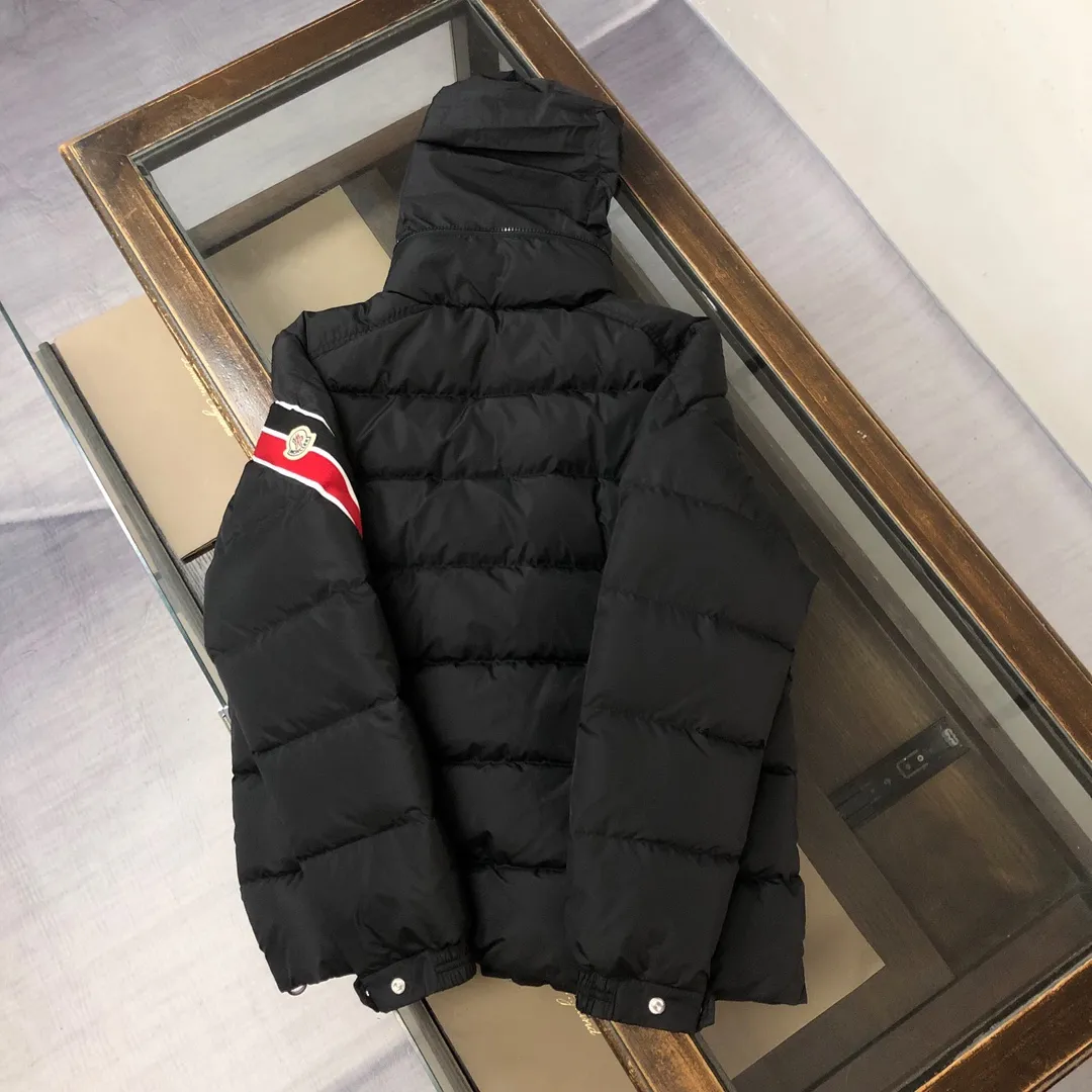 P860 🆕🆕Moncler Solayan men's three-color trimmed short down jacket! The latest official website is available simultaneously! ! White duck down filling ~ the most delicate, light and neat fabric!  The Solayan Men's Short Down Jacket features the season's signature stripe detailing, blending sporty spirit with timeless style.  The Solayan down jacket is made of micro chic fabric and has a tough square shape design, highlighting Moncler's sporty spirit. This cropped down jacket features tricolor stripes on the sleeves, a seasonal take on the brand's signature. Comes with a practical pull-out hood. Color: Black White Royal Blue Dark Brown Size: 1-2-3-4-5