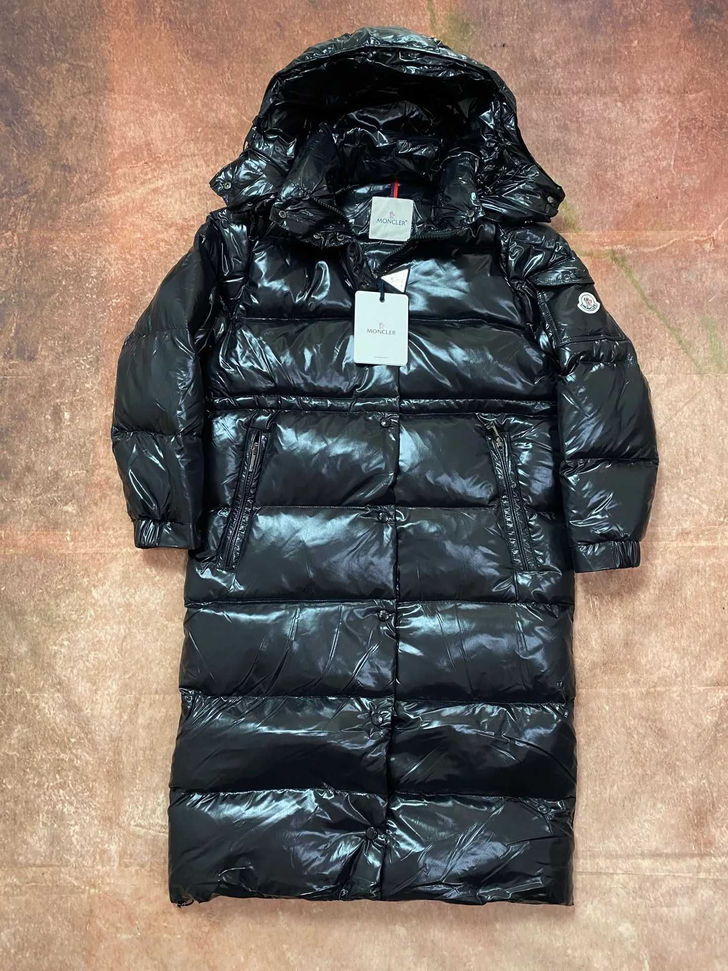 P920 Moncler's new winter women's long hood is on sale at the same time🛒 Cavettaz long down adheres to the series' crisp graphic aesthetic. It has square and rectangular quilting. It is made of lacquered nylon to highlight the brand's continuous efforts to reduce environmental impact. The filling capacity is more than 400g. Thick and high fluffiness. Color: Black White Code Number: 1234