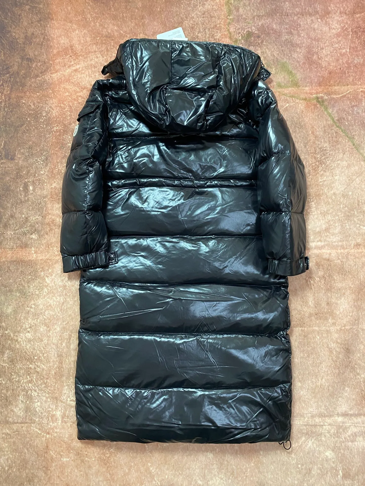 P920 Moncler's new winter women's long hood is on sale at the same time🛒 Cavettaz long down adheres to the series' crisp graphic aesthetic. It has square and rectangular quilting. It is made of lacquered nylon to highlight the brand's continuous efforts to reduce environmental impact. The filling capacity is more than 400g. Thick and high fluffiness. Color: Black White Code Number: 1234