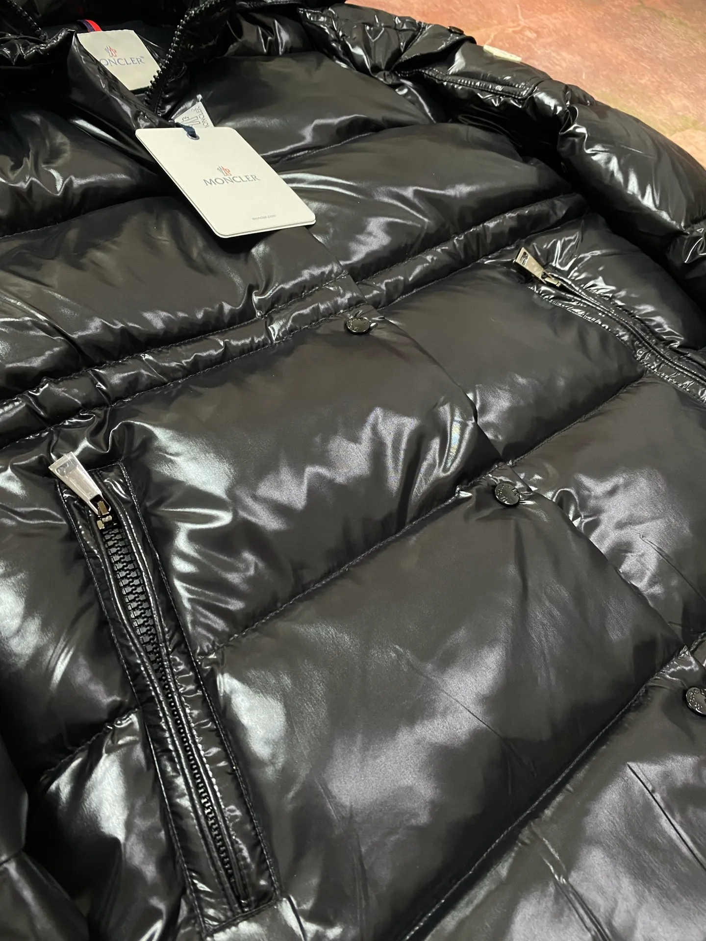 P920 Moncler's new winter women's long hood is on sale at the same time🛒 Cavettaz long down adheres to the series' crisp graphic aesthetic. It has square and rectangular quilting. It is made of lacquered nylon to highlight the brand's continuous efforts to reduce environmental impact. The filling capacity is more than 400g. Thick and high fluffiness. Color: Black White Code Number: 1234