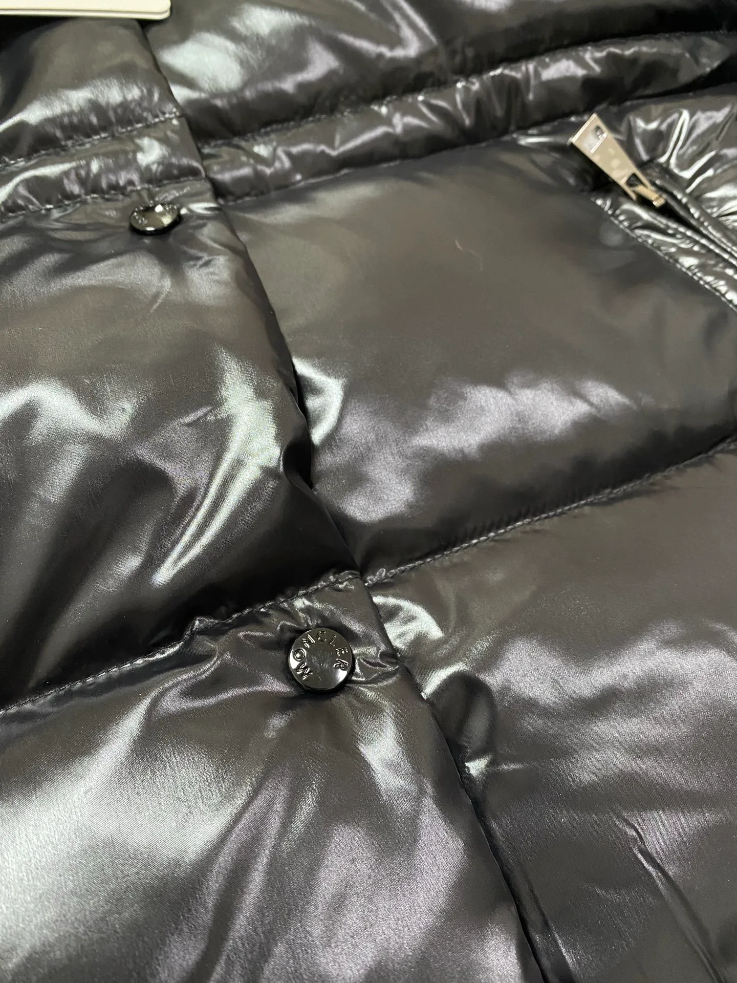 P920 Moncler's new winter women's long hood is on sale at the same time🛒 Cavettaz long down adheres to the series' crisp graphic aesthetic. It has square and rectangular quilting. It is made of lacquered nylon to highlight the brand's continuous efforts to reduce environmental impact. The filling capacity is more than 400g. Thick and high fluffiness. Color: Black White Code Number: 1234