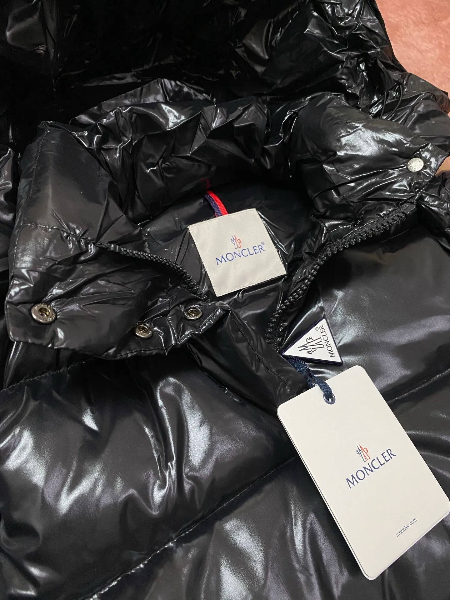 P920 Moncler's new winter women's long hood is on sale at the same time🛒 Cavettaz long down adheres to the series' crisp graphic aesthetic. It has square and rectangular quilting. It is made of lacquered nylon to highlight the brand's continuous efforts to reduce environmental impact. The filling capacity is more than 400g. Thick and high fluffiness. Color: Black White Code Number: 1234