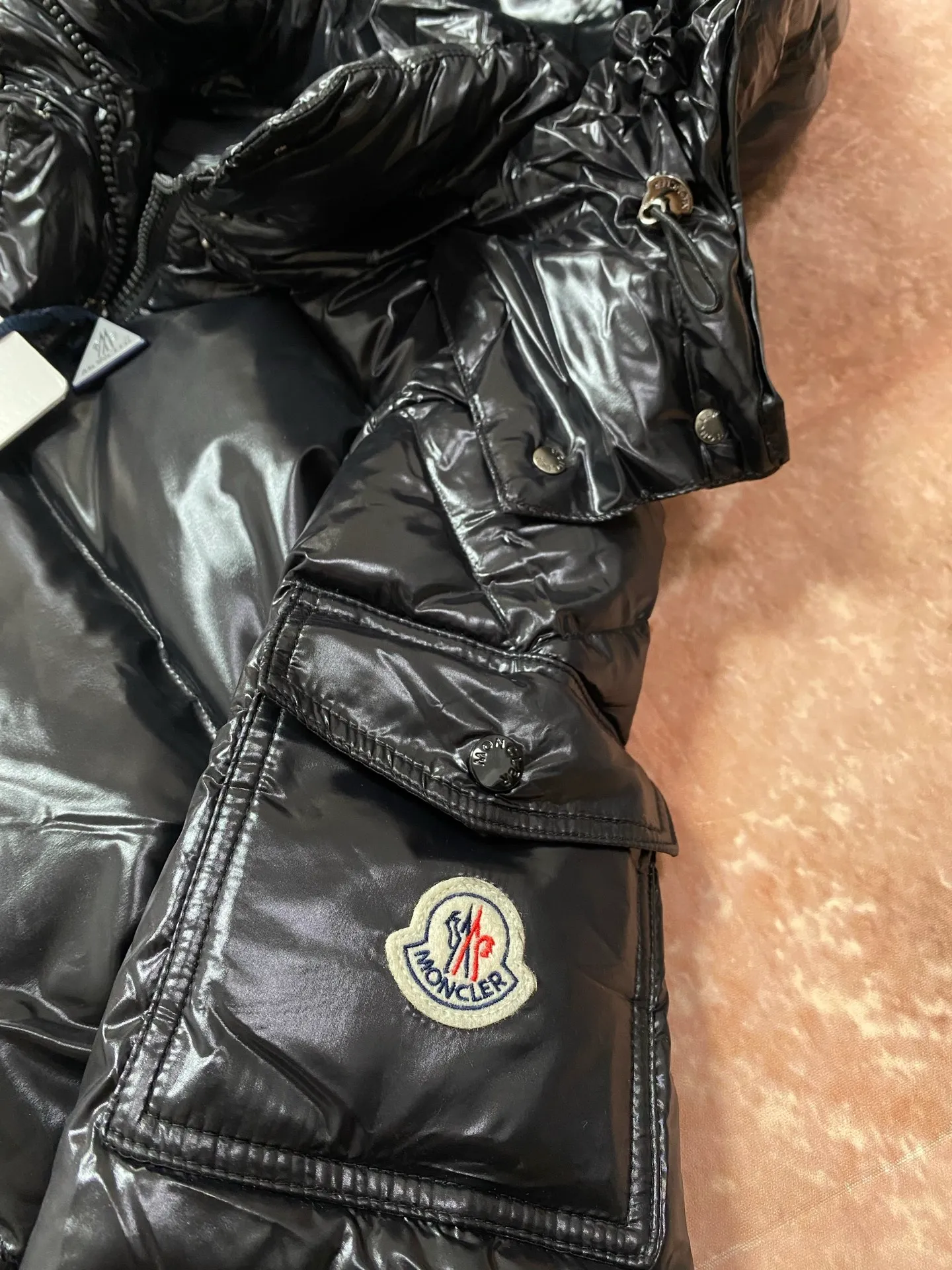 P920 Moncler's new winter women's long hood is on sale at the same time🛒 Cavettaz long down adheres to the series' crisp graphic aesthetic. It has square and rectangular quilting. It is made of lacquered nylon to highlight the brand's continuous efforts to reduce environmental impact. The filling capacity is more than 400g. Thick and high fluffiness. Color: Black White Code Number: 1234