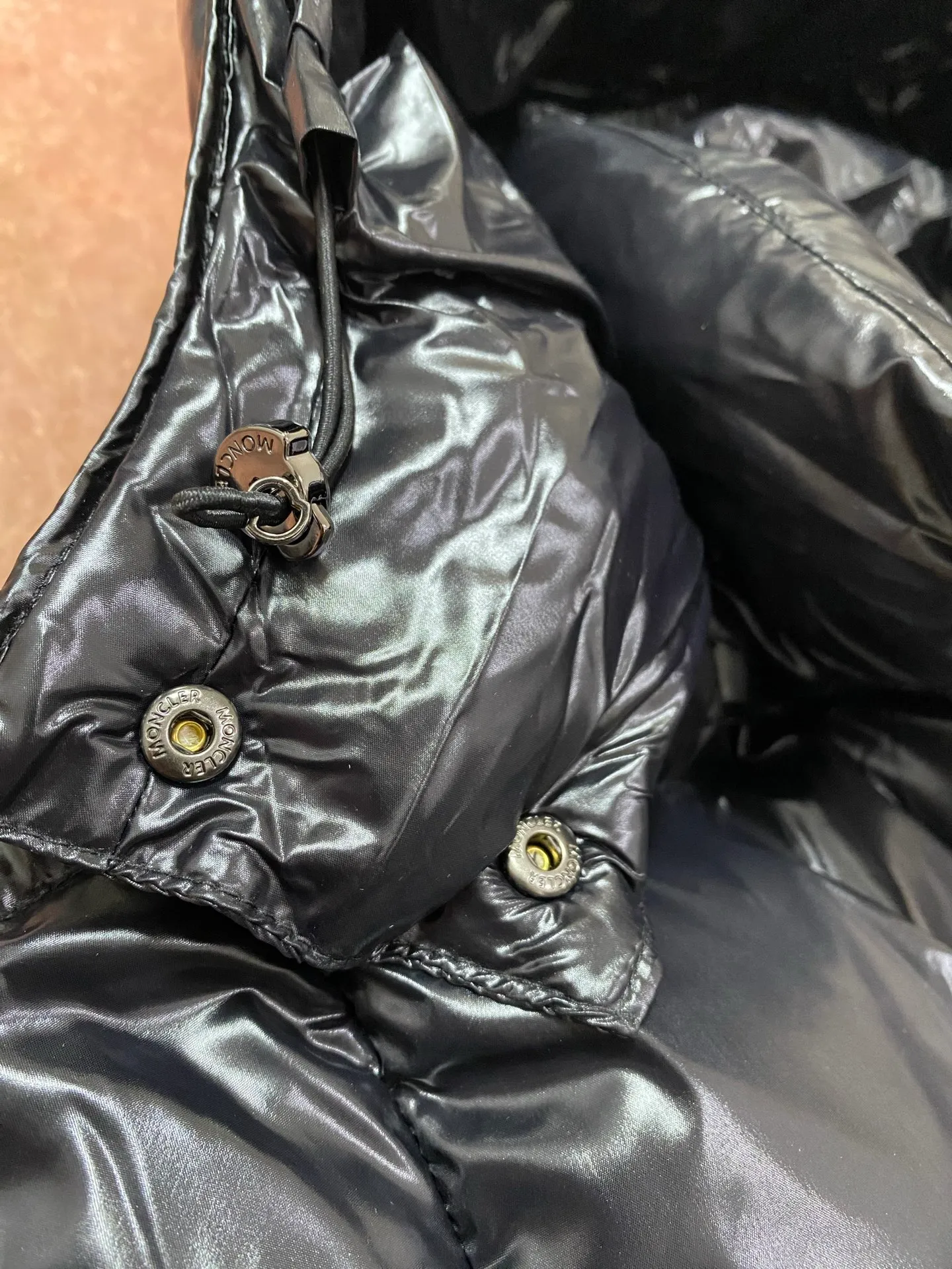 P920 Moncler's new winter women's long hood is on sale at the same time🛒 Cavettaz long down adheres to the series' crisp graphic aesthetic. It has square and rectangular quilting. It is made of lacquered nylon to highlight the brand's continuous efforts to reduce environmental impact. The filling capacity is more than 400g. Thick and high fluffiness. Color: Black White Code Number: 1234