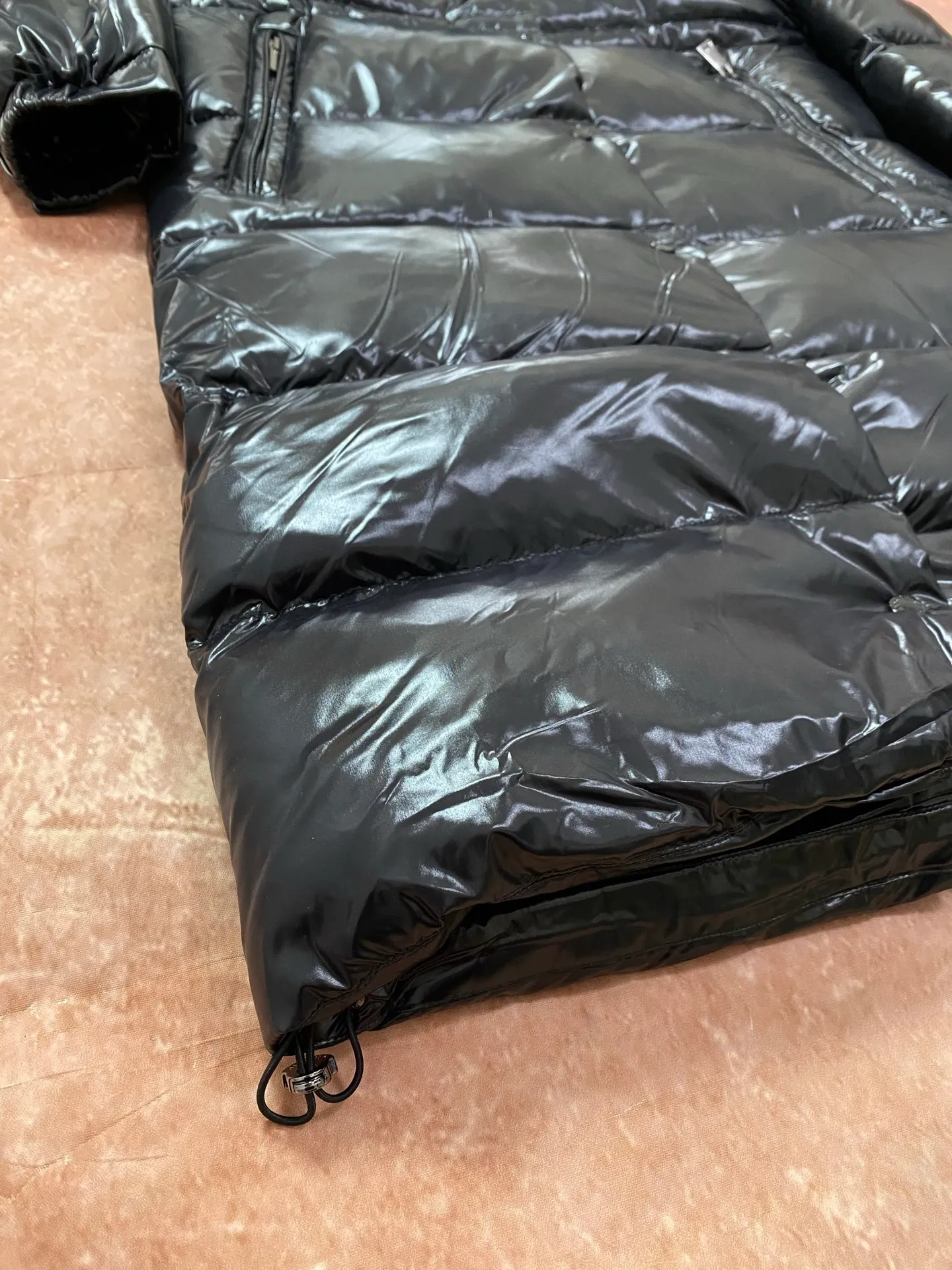 P920 Moncler's new winter women's long hood is on sale at the same time🛒 Cavettaz long down adheres to the series' crisp graphic aesthetic. It has square and rectangular quilting. It is made of lacquered nylon to highlight the brand's continuous efforts to reduce environmental impact. The filling capacity is more than 400g. Thick and high fluffiness. Color: Black White Code Number: 1234