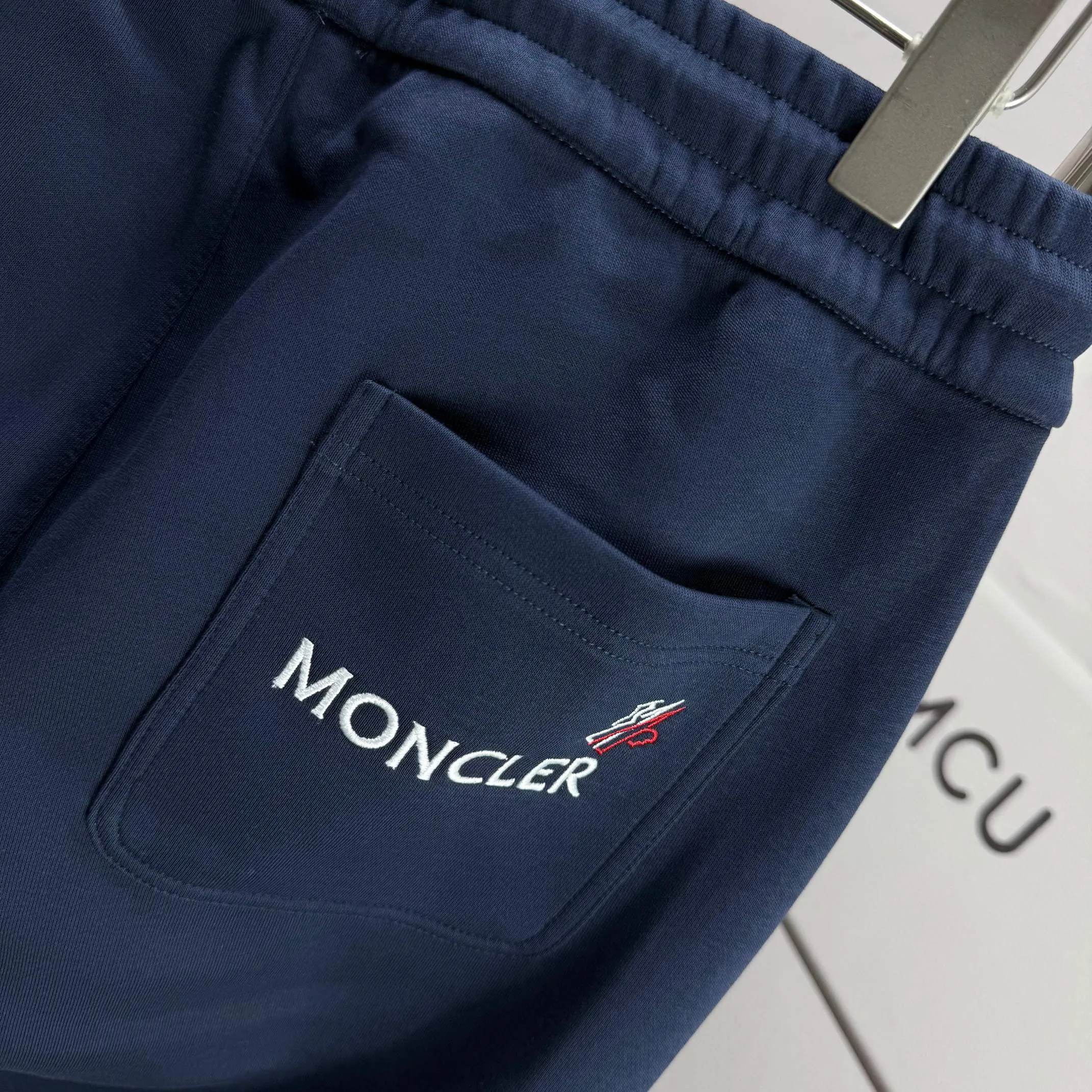 P310 MONCLER* Mouthless 2025 new autumn embroidered classic flat-legged casual sweatpants, same style for men and women. The fabric is made of 380g high-density double-sided Chinese custom fabric. No deformation, no shrinkage, three-dimensional drape. Color: black, navy blue, size: M-XXXL
