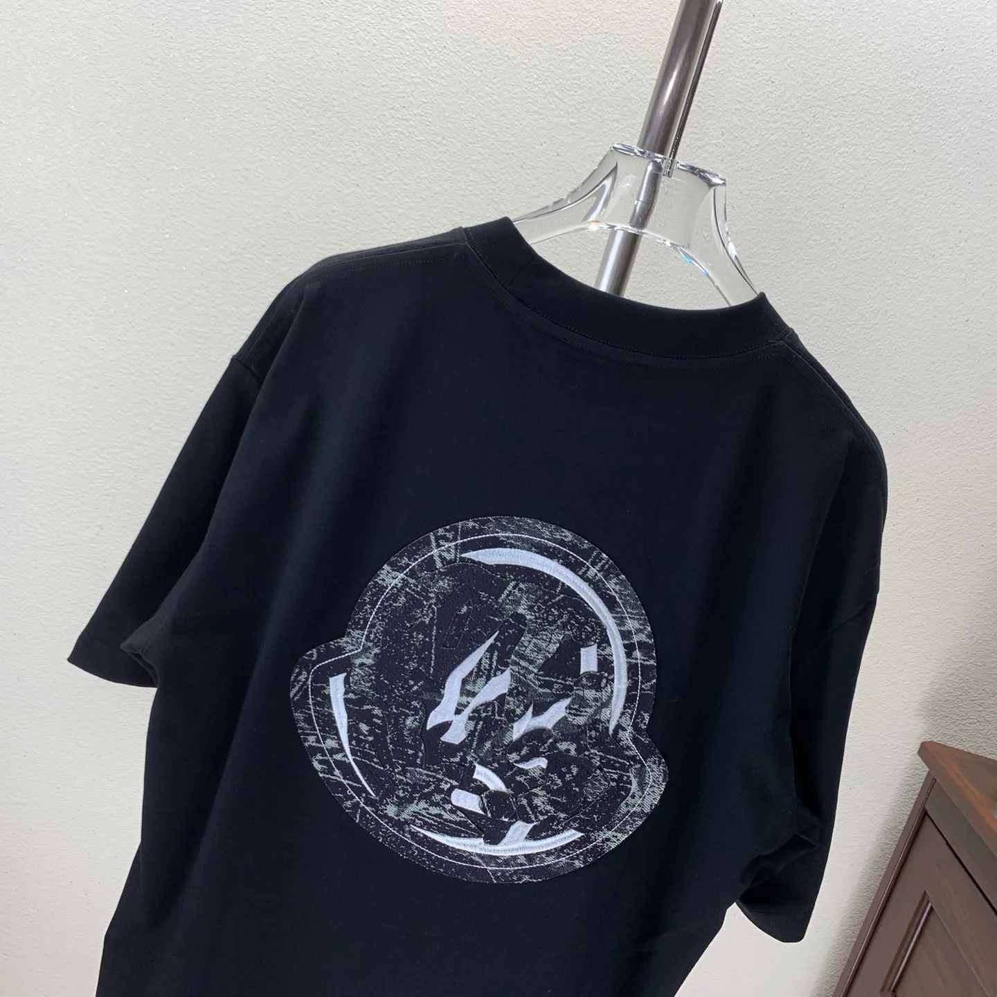 P180 MONCLER 2025 spring and summer new style, personalized denim embroidery, round neck short-sleeved T-shirt, fashionable men and women, S M L XL XXL five sizes black white