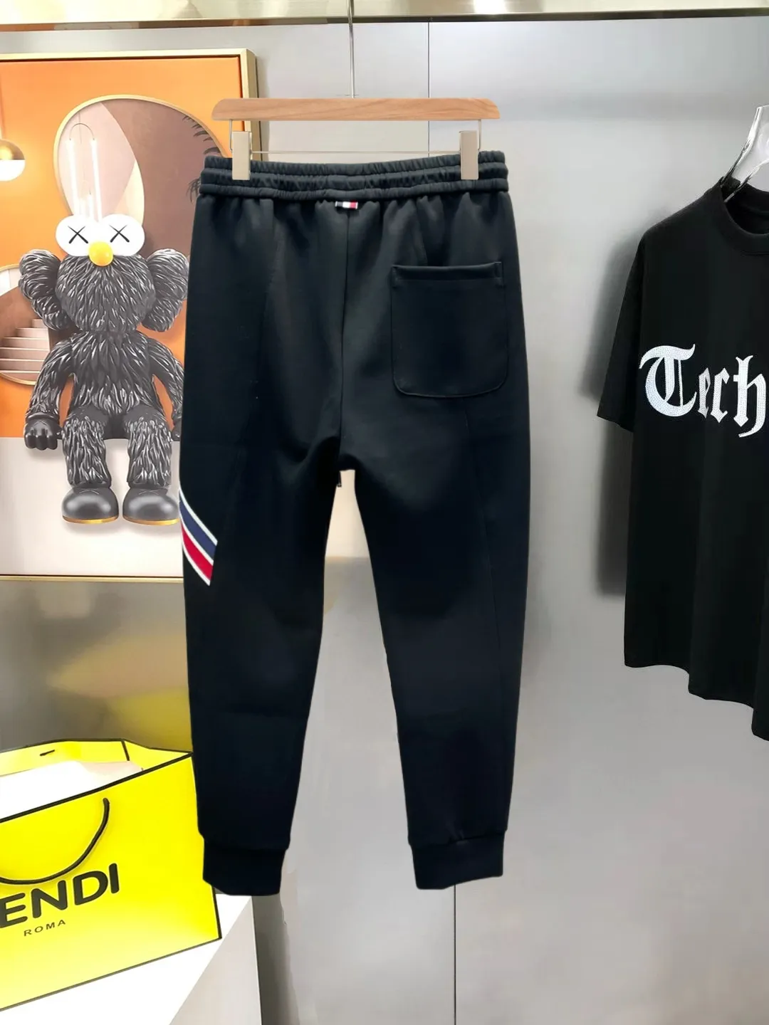 P310 Moncler 💥High-end version🔥Exclusively for new casual trousers! The custom-made fabrics at the counter are highly breathable and comfortable, with impeccable details and brand element design concepts, reflecting high quality. It feels delicate and soft! It presents a casual cut and the upper body shape is great! Size:M-3XL
