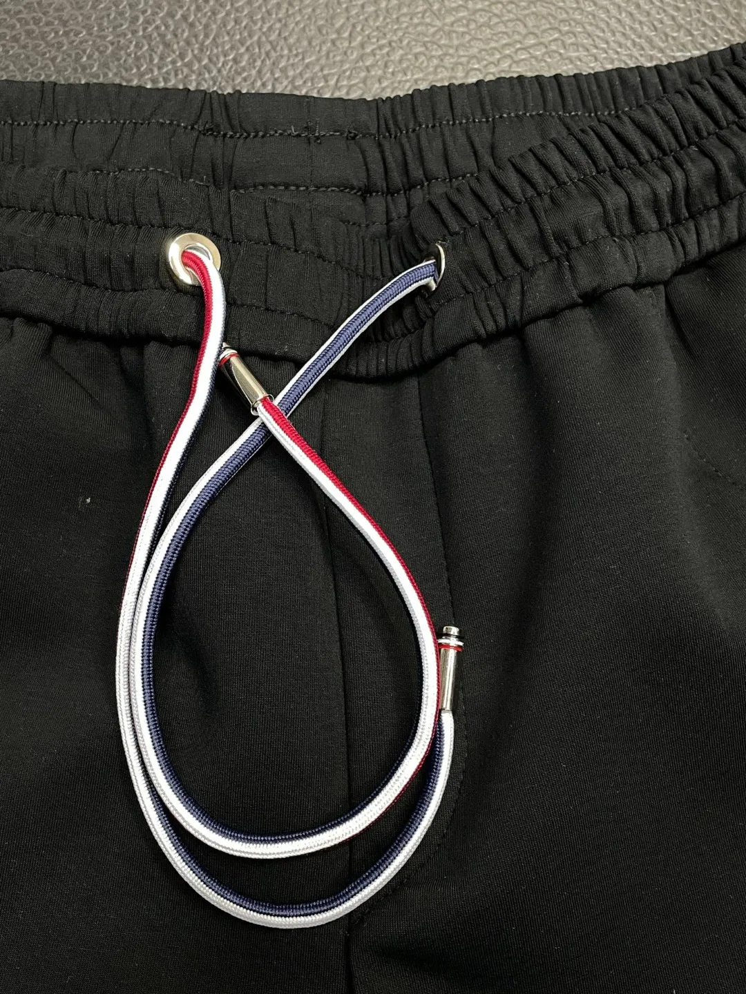 P310 Moncler 💥High-end version🔥Exclusively for new casual trousers! The custom-made fabrics at the counter are highly breathable and comfortable, with impeccable details and brand element design concepts, reflecting high quality. It feels delicate and soft! It presents a casual cut and the upper body shape is great! Size:M-3XL