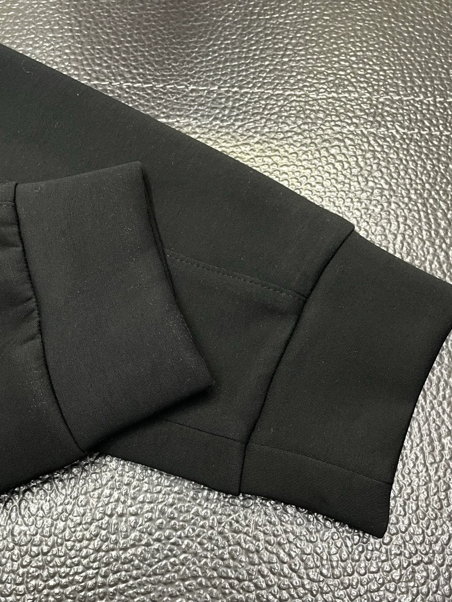 P310 Moncler 💥High-end version🔥Exclusively for new casual trousers! The custom-made fabrics at the counter are highly breathable and comfortable, with impeccable details and brand element design concepts, reflecting high quality. It feels delicate and soft! It presents a casual cut and the upper body shape is great! Size:M-3XL