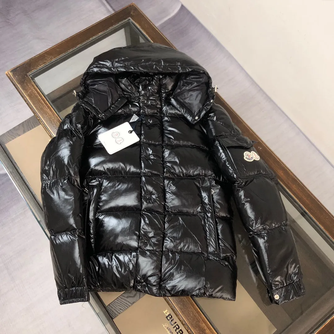 P800 Moncler Maya 70th Anniversary Short Down Jacket Black The iconic men's Moncler Maya 70 down jacket is highly recognizable and specially designed to celebrate the brand's 70th anniversary. The Moncler Maya down jacket has been reinterpreted specifically to celebrate Moncler's 70th anniversary, and the iconic silhouette has been refreshed in new colors. A classic example of the brand's DNA, it's made from shiny lacquered nylon and embellished with signature rectangular quilting. A classic, cropped design that spans seasons and fashions, the removable hood features a statement silhouette, removable hood and adjustable hem. The sleeves are decorated with the brand's signature classic patch pockets and a patchwork logo designed to celebrate the 70th anniversary. Color: black, ivory white, basalt gray, purple, cabin brown, forest green, code number: 1-2-3-4-5 (M～3xl)