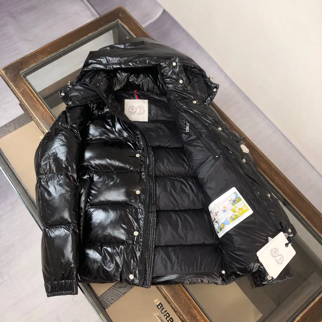 P800 Moncler Maya 70th Anniversary Short Down Jacket Black The iconic men's Moncler Maya 70 down jacket is highly recognizable and specially designed to celebrate the brand's 70th anniversary. The Moncler Maya down jacket has been reinterpreted specifically to celebrate Moncler's 70th anniversary, and the iconic silhouette has been refreshed in new colors. A classic example of the brand's DNA, it's made from shiny lacquered nylon and embellished with signature rectangular quilting. A classic, cropped design that spans seasons and fashions, the removable hood features a statement silhouette, removable hood and adjustable hem. The sleeves are decorated with the brand's signature classic patch pockets and a patchwork logo designed to celebrate the 70th anniversary. Color: black, ivory white, basalt gray, purple, cabin brown, forest green, code number: 1-2-3-4-5 (M～3xl)