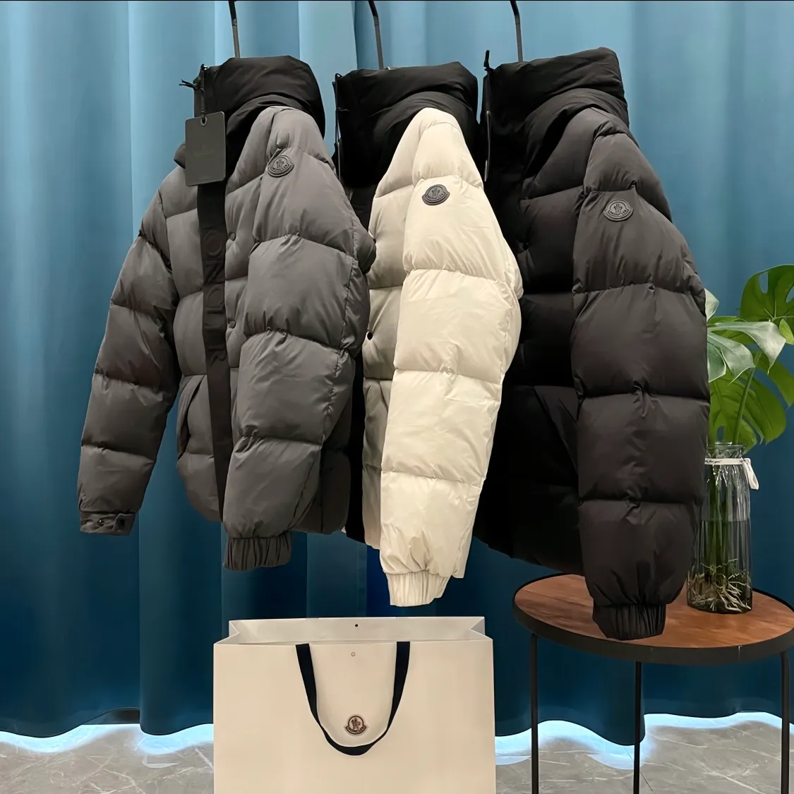 P740 Moncler➡️Madeira Black Warrior solid color logo embroidered seam zipper hooded short down jacket moncle madeira series Made of matte Longue Saison nylon, lacquered nylon lining and filled with down. The hood and front placket are made of 2.5 layers of fabric with logo and mother-of-pearl embossing. Hidden button and zipper closure. The outer pocket has a hidden snap button closure. The chest pocket has a zipper closure. The adjustable hood and hem have elastic drawstrings. Matt black logo. Versatile and popular, the upper body effect is excellent!