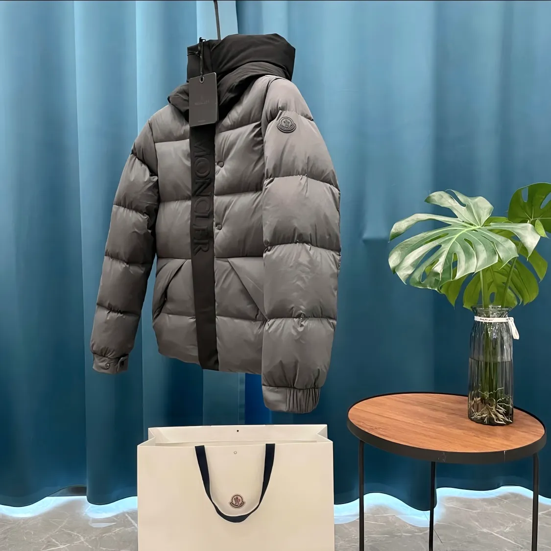 P740 Moncler➡️Madeira Black Warrior solid color logo embroidered seam zipper hooded short down jacket moncle madeira series Made of matte Longue Saison nylon, lacquered nylon lining and filled with down. The hood and front placket are made of 2.5 layers of fabric with logo and mother-of-pearl embossing. Hidden button and zipper closure. The outer pocket has a hidden snap button closure. The chest pocket has a zipper closure. The adjustable hood and hem have elastic drawstrings. Matt black logo. Versatile and popular, the upper body effect is excellent!