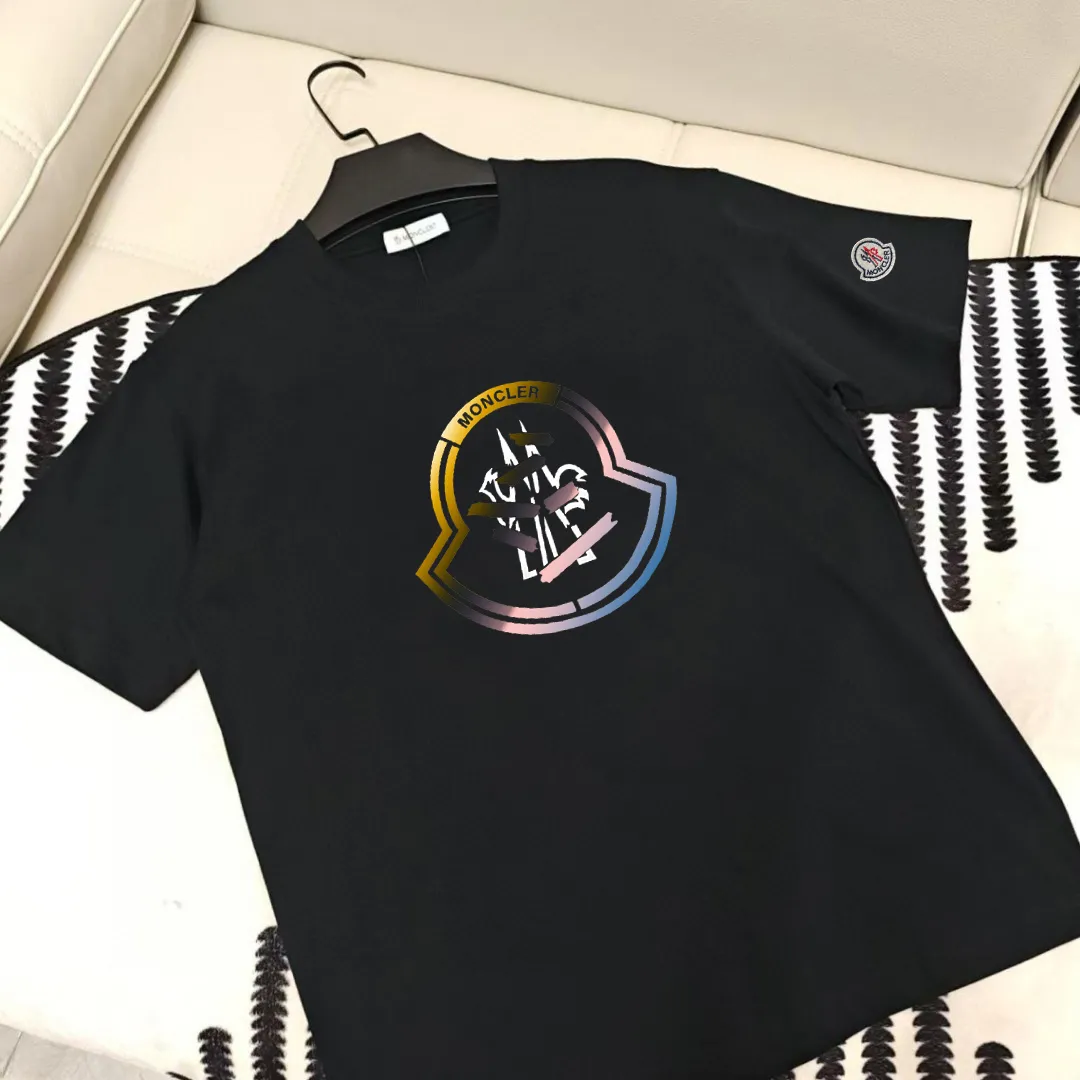 P160 Moncler 25s new Salona T-shirt. Basic model recommended! Customized branded hat with three-dimensional heat transfer design on the chest. Clean, refreshing, simple and elegant. Recommended item for any age [Fireworks] regular version! Custom-made 250g Salona fabric, the surface is skin-friendly and smooth, and the body is as comfortable as a baby! Color: Black. White. Red Size: s-xxl (L is recommended for 175/140 pounds)