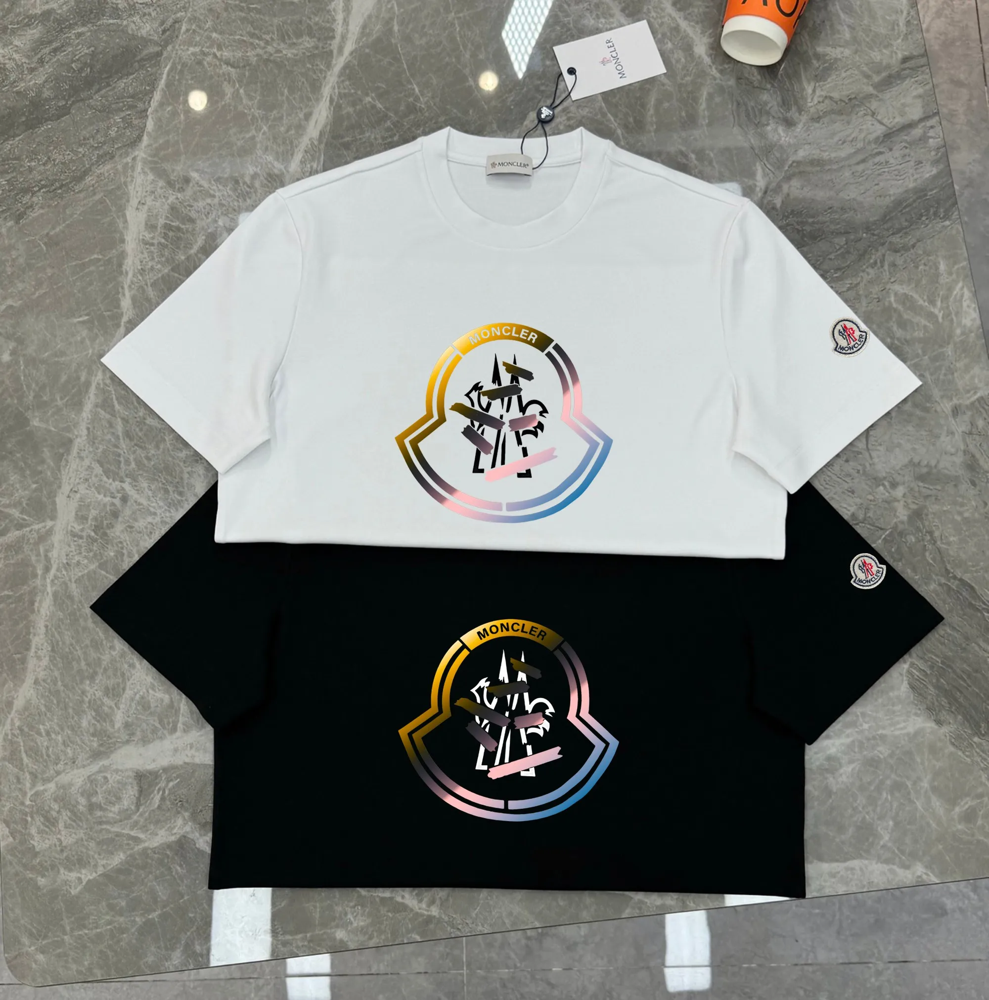 P160 Moncler 25s new Salona T-shirt. Basic model recommended! Customized branded hat with three-dimensional heat transfer design on the chest. Clean, refreshing, simple and elegant. Recommended item for any age [Fireworks] regular version! Custom-made 250g Salona fabric, the surface is skin-friendly and smooth, and the body is as comfortable as a baby! Color: Black. White. Red Size: s-xxl (L is recommended for 175/140 pounds)